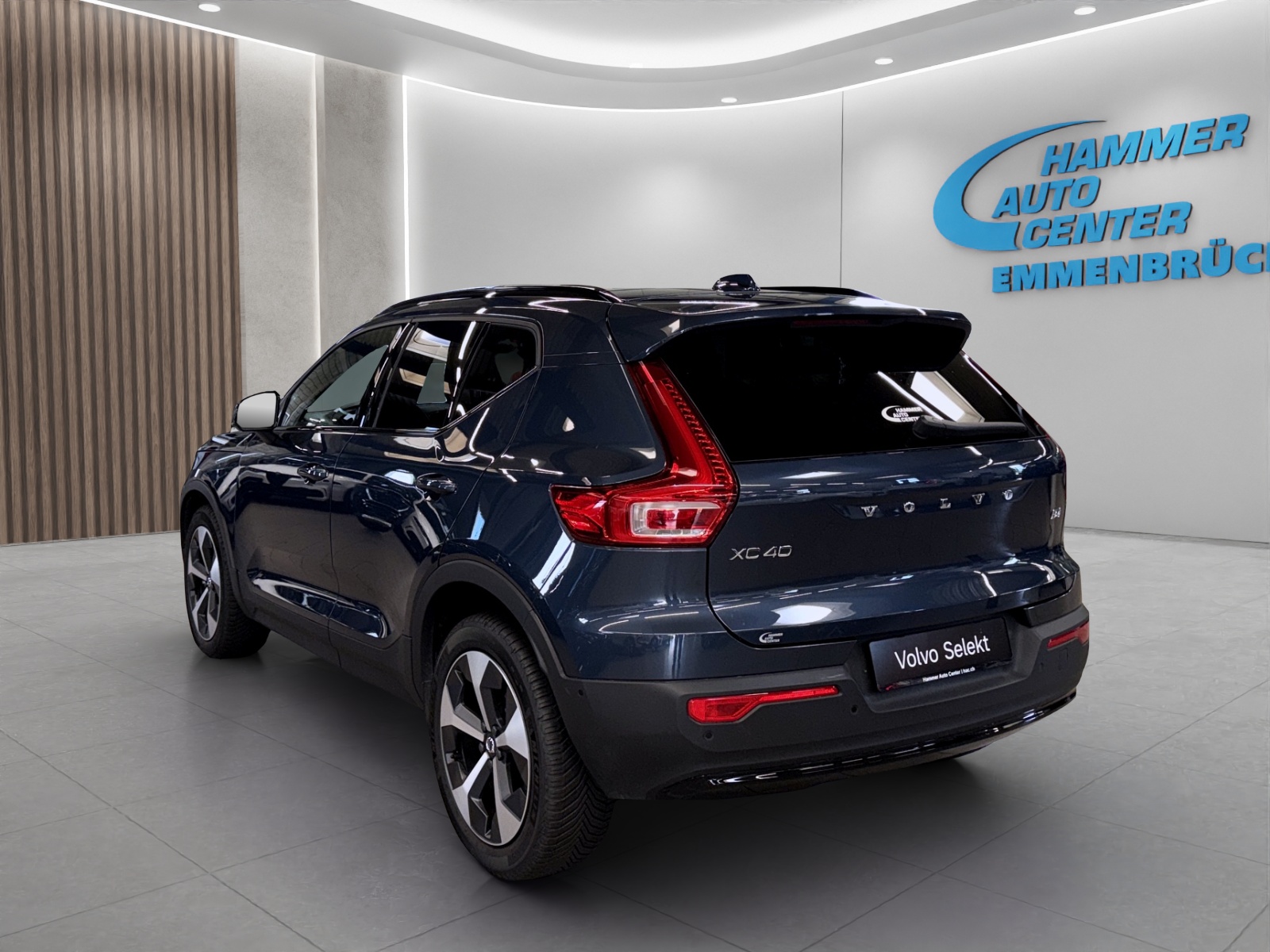 VOLVO XC40 2.0 B4 MH Plus Dark-image-1