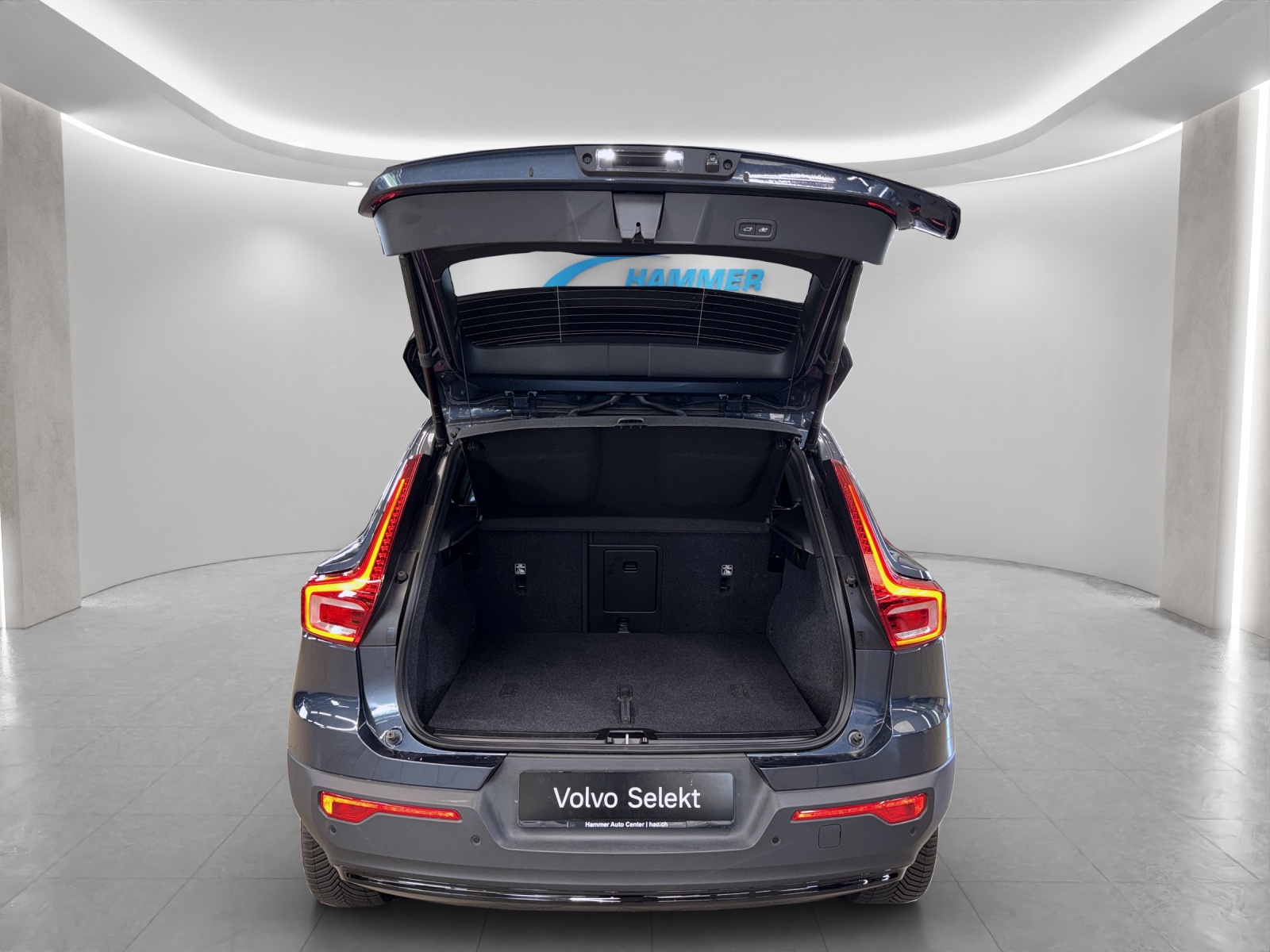 VOLVO XC40 2.0 B4 MH Plus Dark-image-6