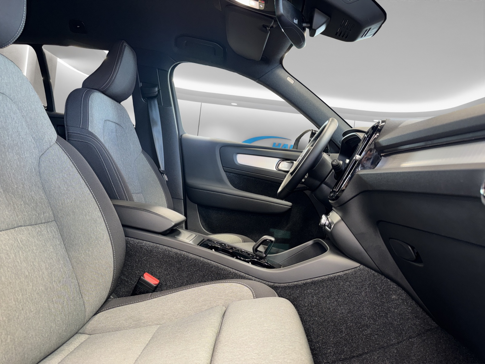 VOLVO XC40 2.0 B4 MH Plus Dark-image-7