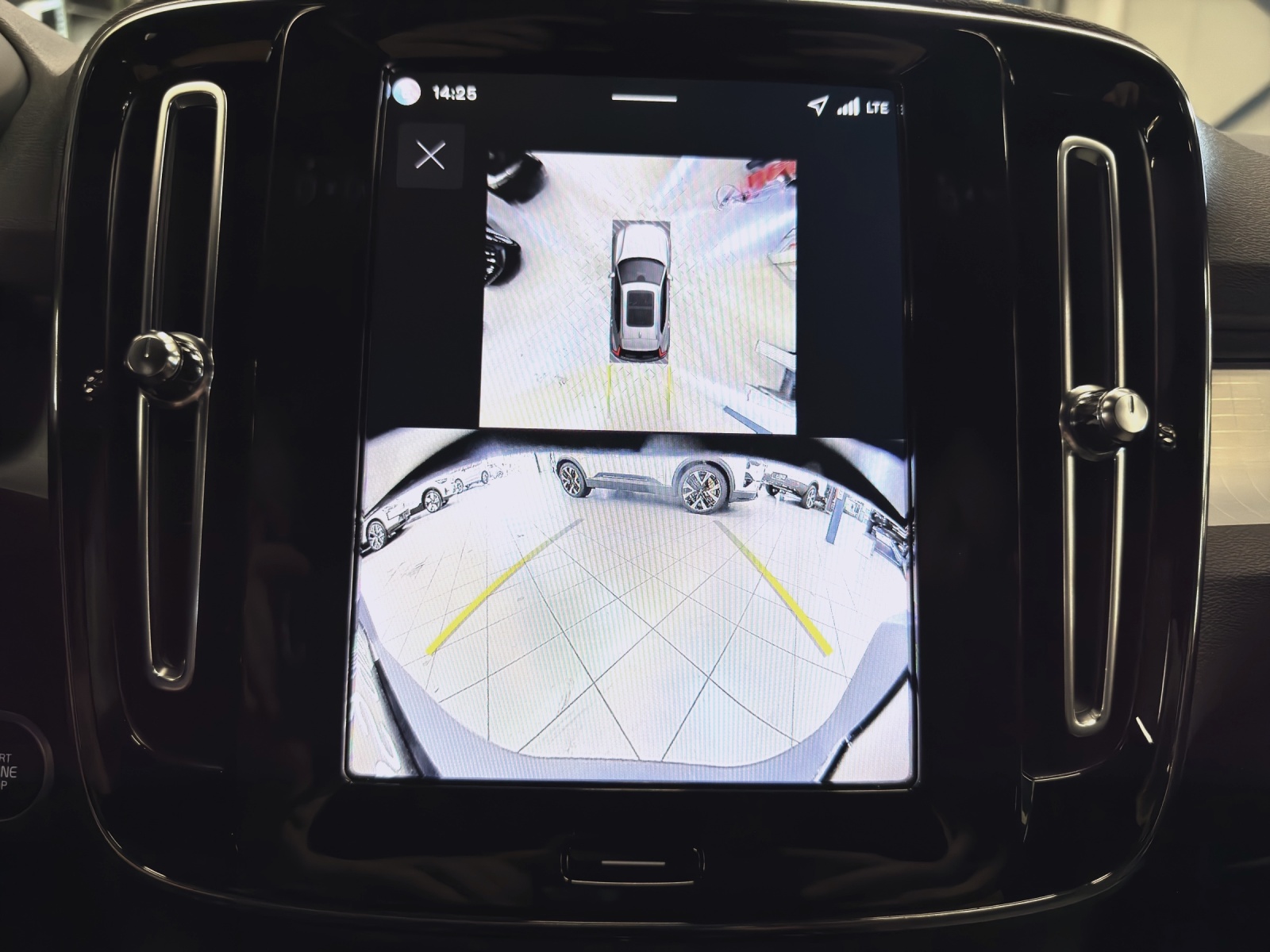 VOLVO XC40 2.0 B4 MH Plus Dark-image-10
