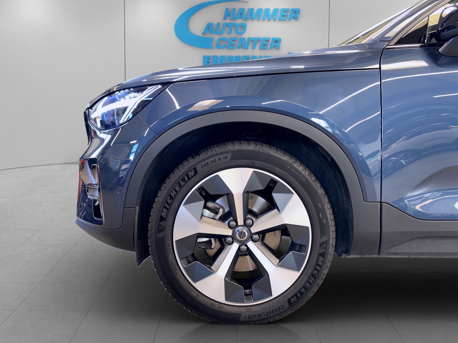 VOLVO XC40 2.0 B4 MH Plus Dark-image-4