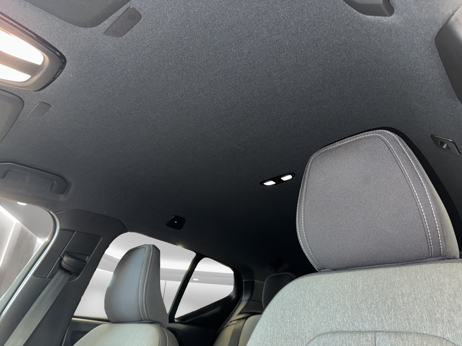 VOLVO XC40 2.0 B4 MH Plus Dark-image-14