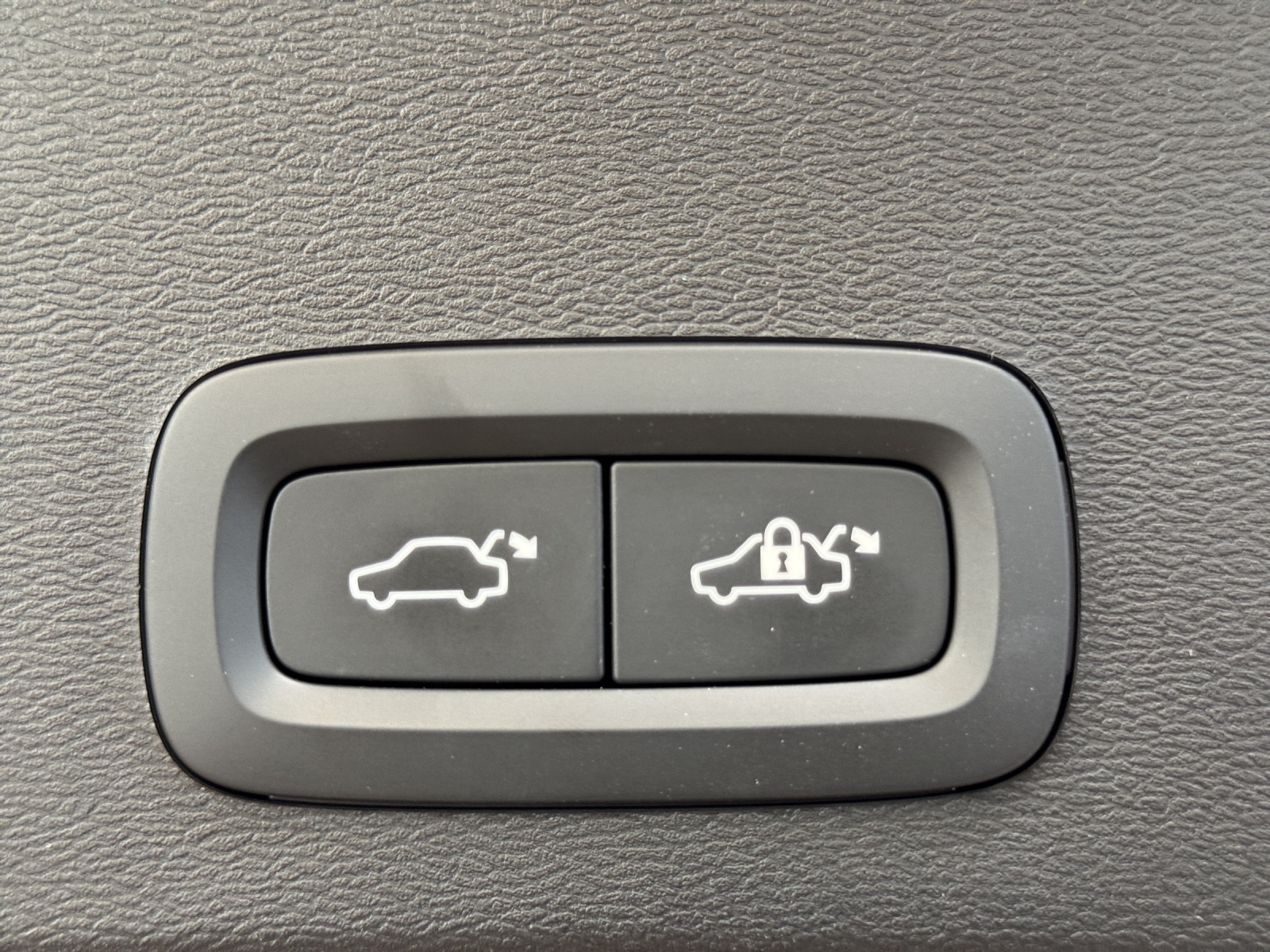 VOLVO XC40 2.0 B4 MH Plus Dark-image-15