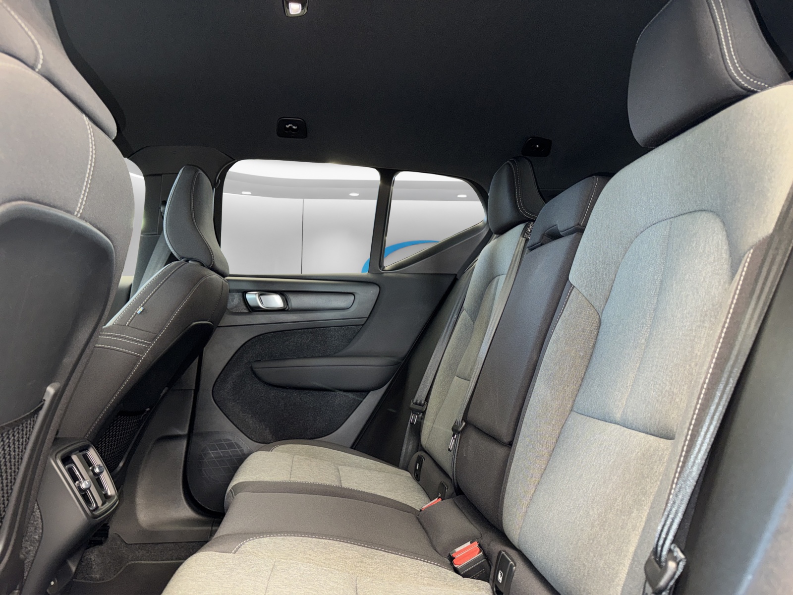 VOLVO XC40 2.0 B4 MH Plus Dark-image-8