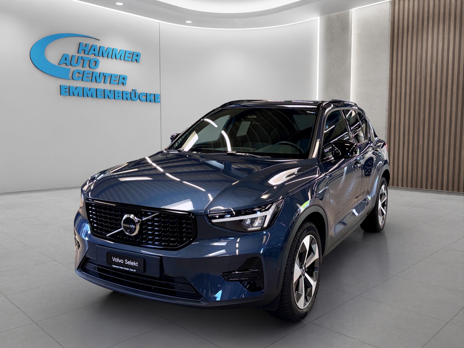 VOLVO XC40 2.0 B4 MH Plus Dark-image-0