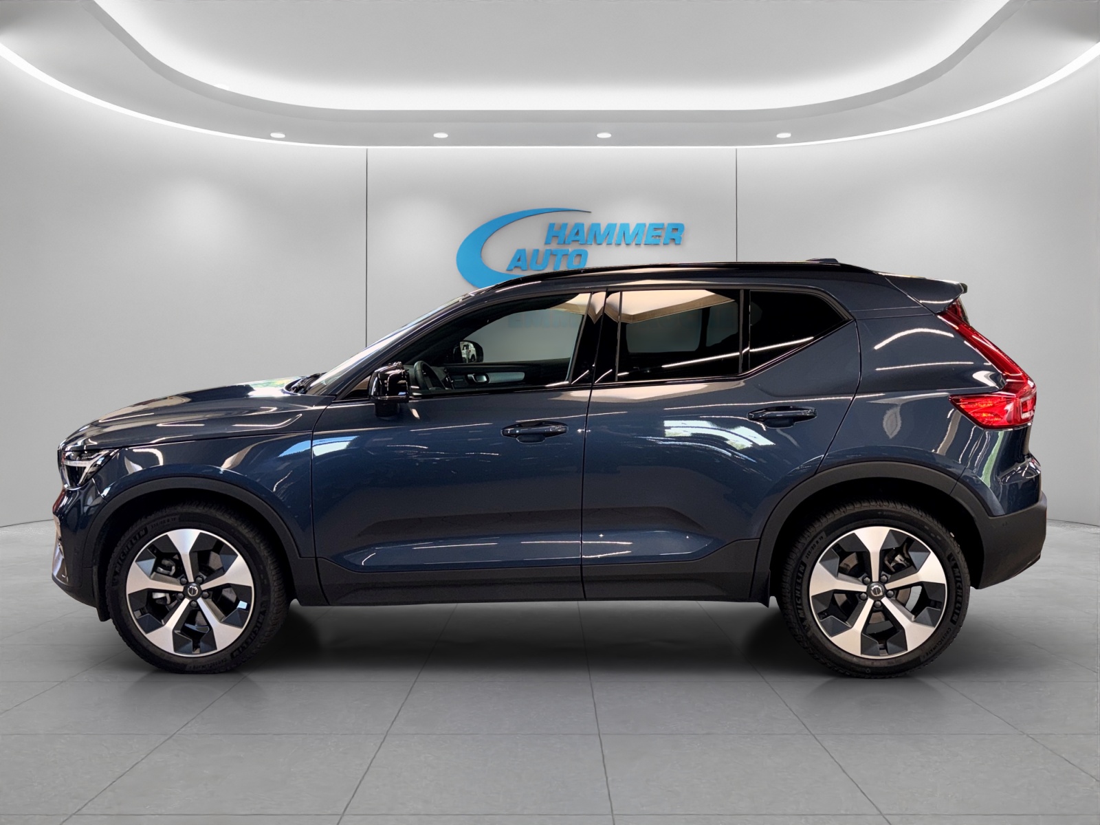 VOLVO XC40 2.0 B4 MH Plus Dark-image-2