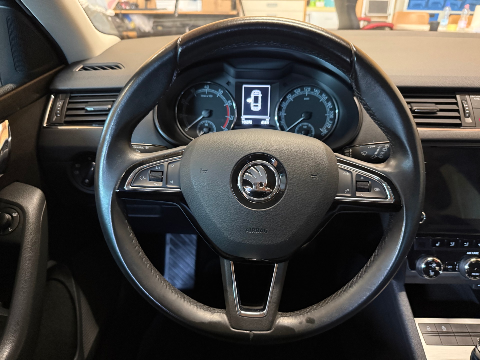 SKODA Octavia Combi 1.8 TSI Ambition 4x4 DSG-image-9