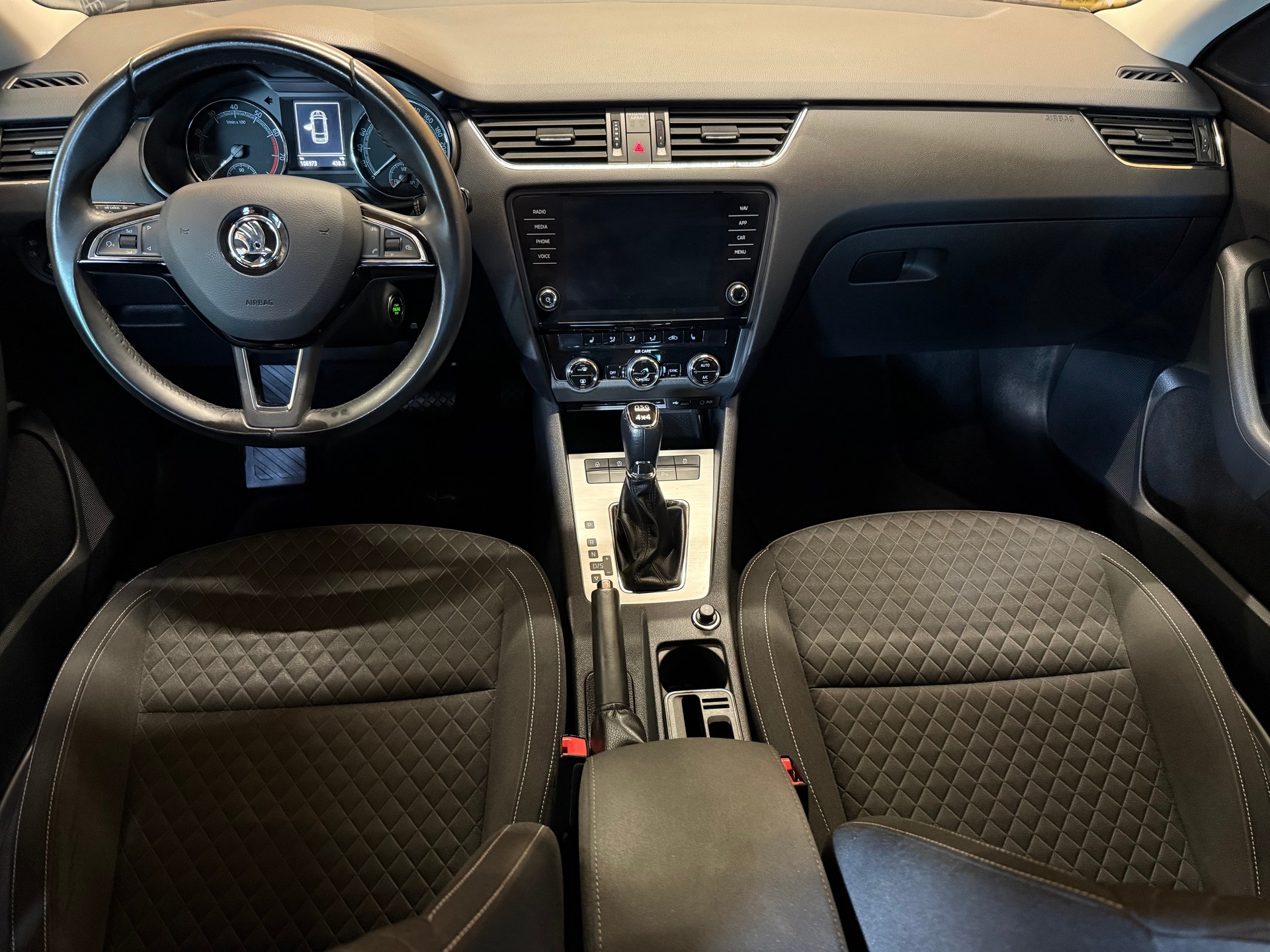 SKODA Octavia Combi 1.8 TSI Ambition 4x4 DSG-image-8
