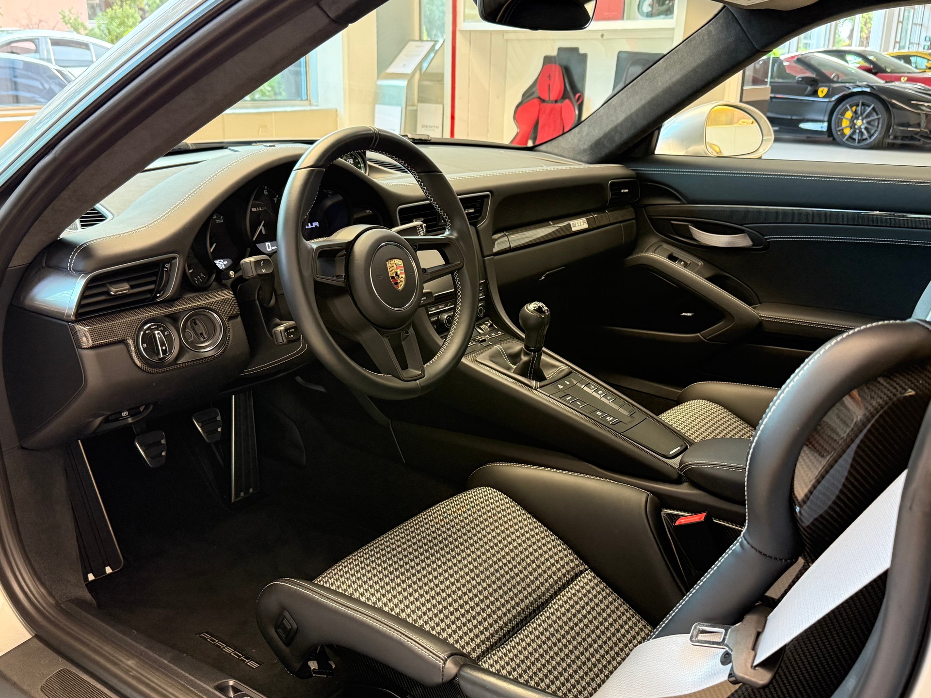 PORSCHE 911 R-image-8