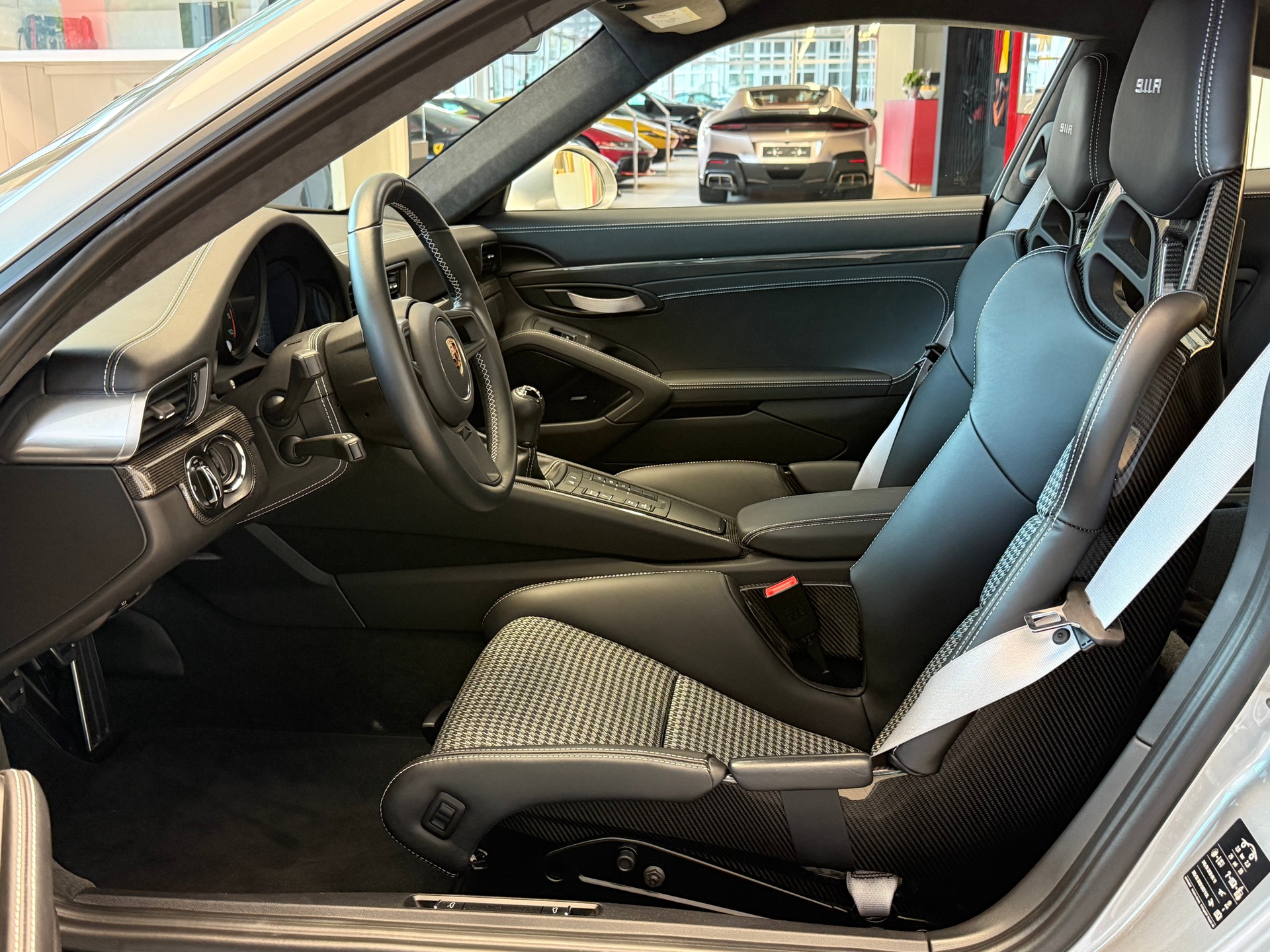 PORSCHE 911 R-image-9
