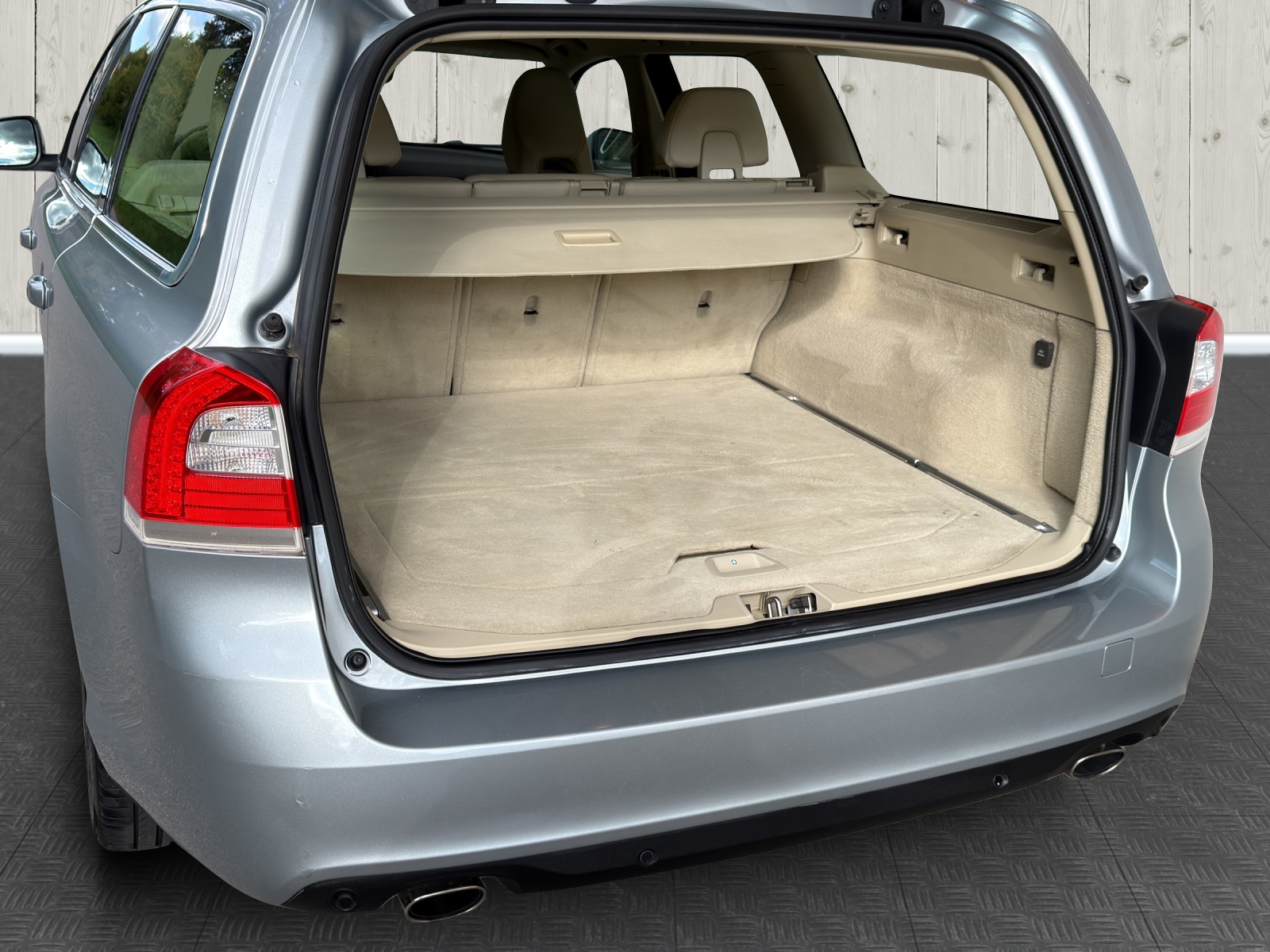 VOLVO V70 D4 Momentum Dynamic Edition-image-14