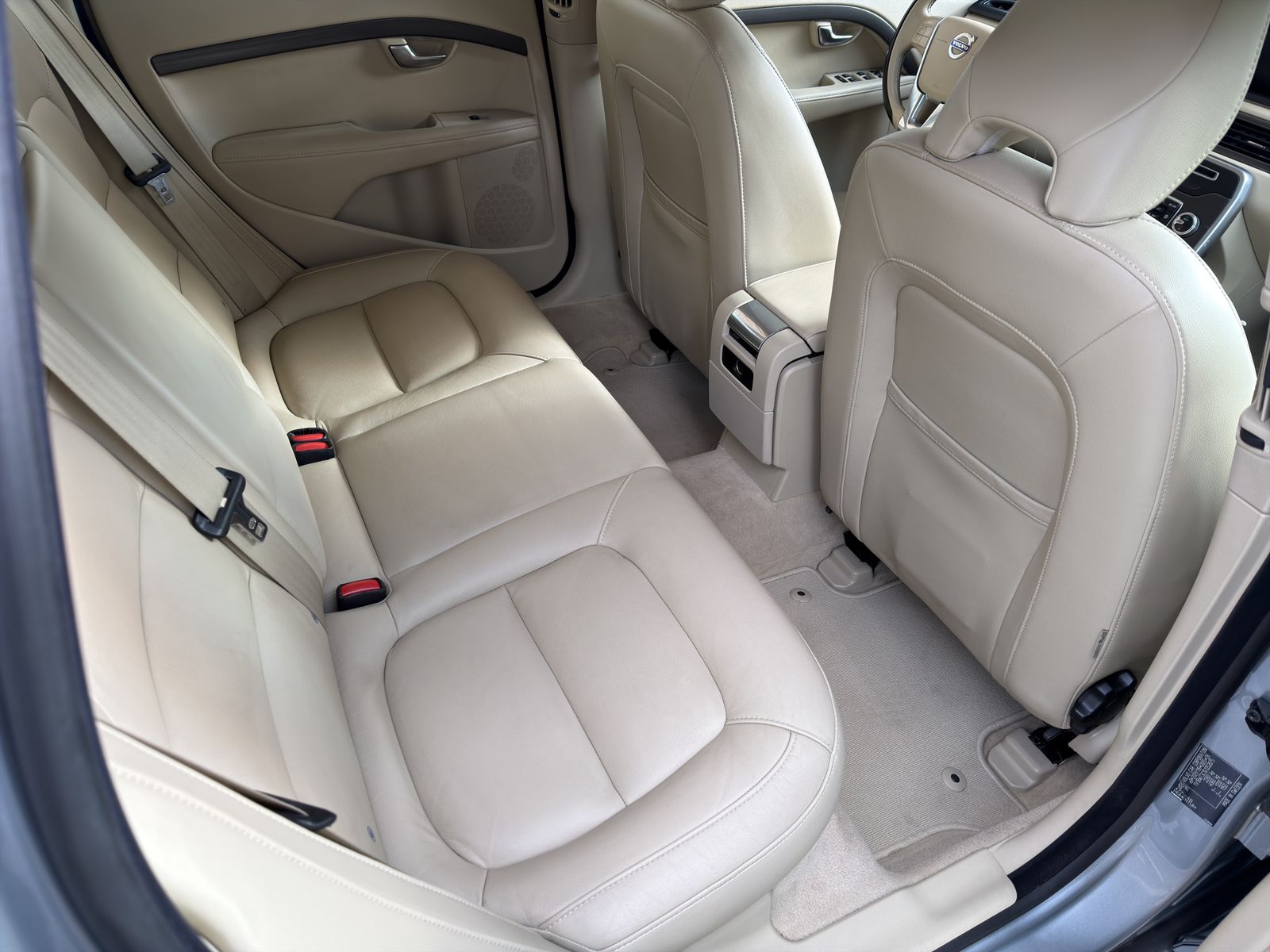 VOLVO V70 D4 Momentum Dynamic Edition-image-12