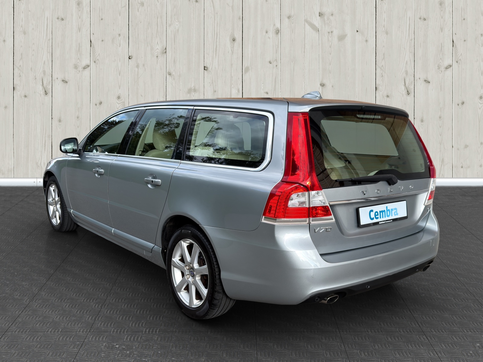 VOLVO V70 D4 Momentum Dynamic Edition-image-4