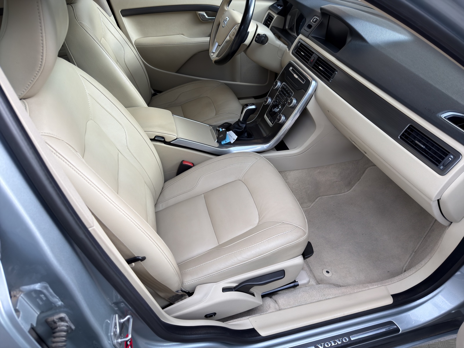 VOLVO V70 D4 Momentum Dynamic Edition-image-11