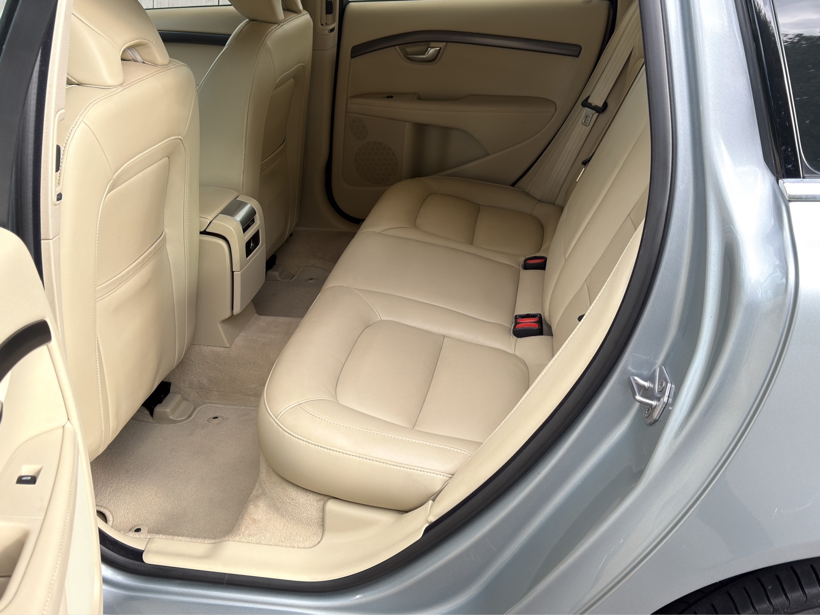 VOLVO V70 D4 Momentum Dynamic Edition-image-13