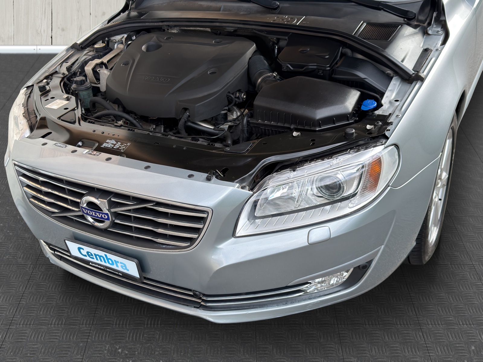 VOLVO V70 D4 Momentum Dynamic Edition-image-15