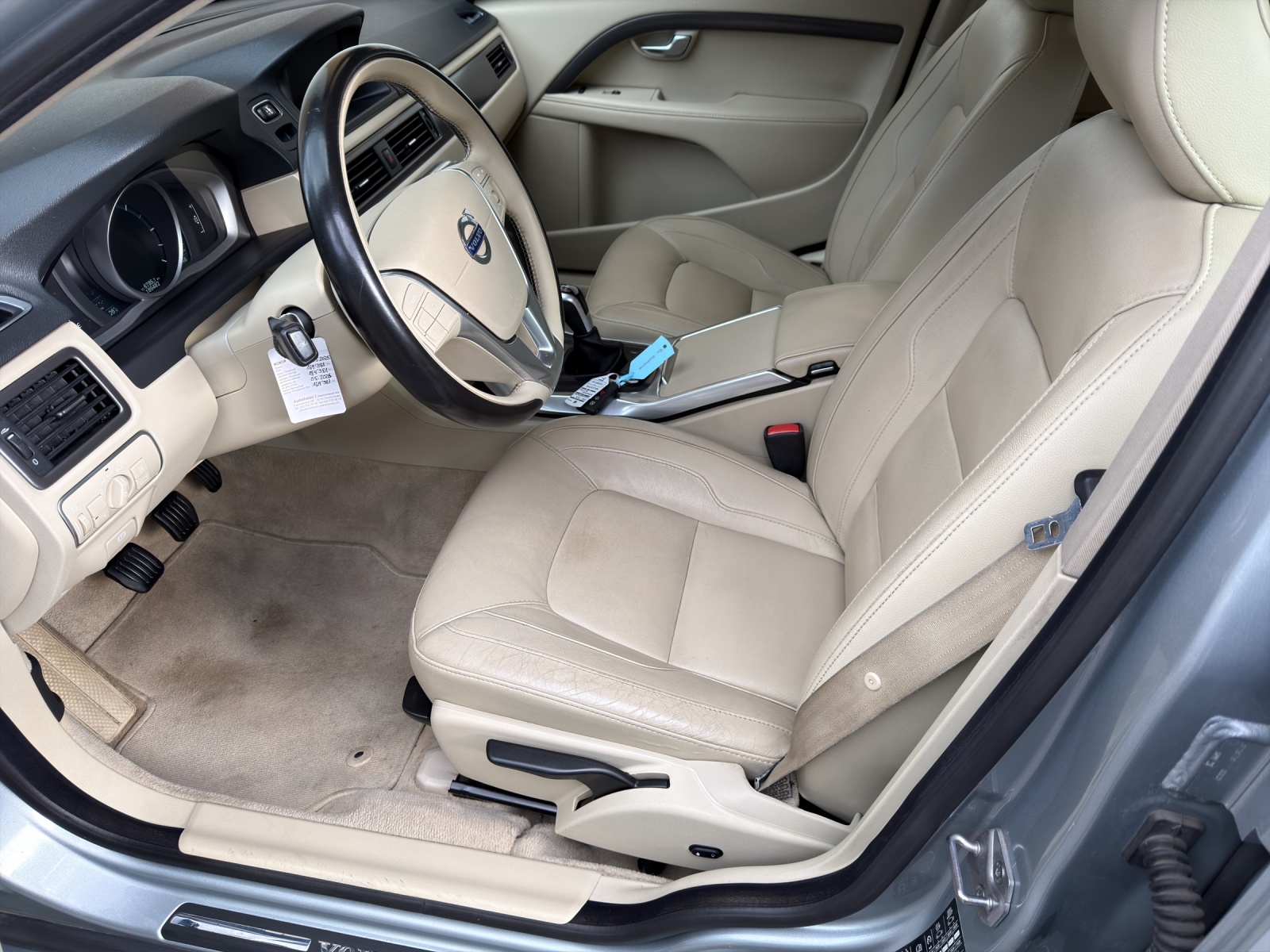 VOLVO V70 D4 Momentum Dynamic Edition-image-9