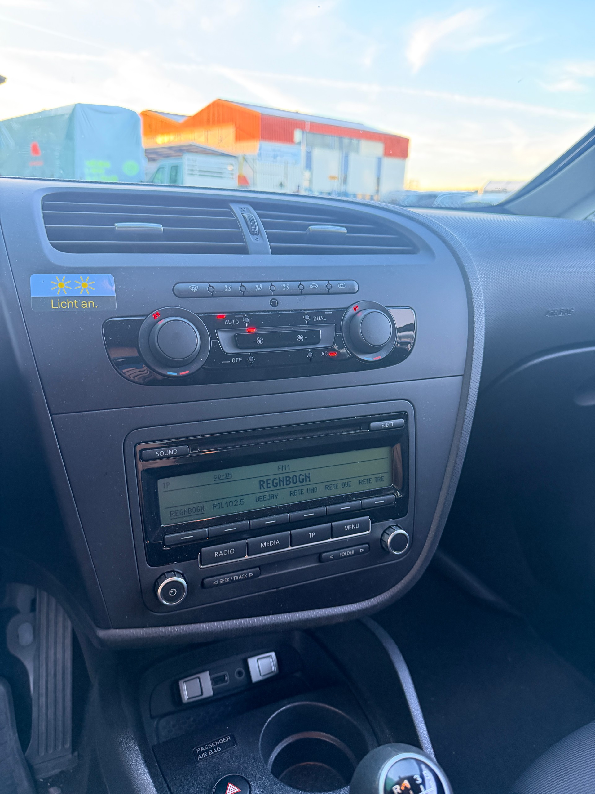 SEAT Leon 1.6 TDI Reference-image-10