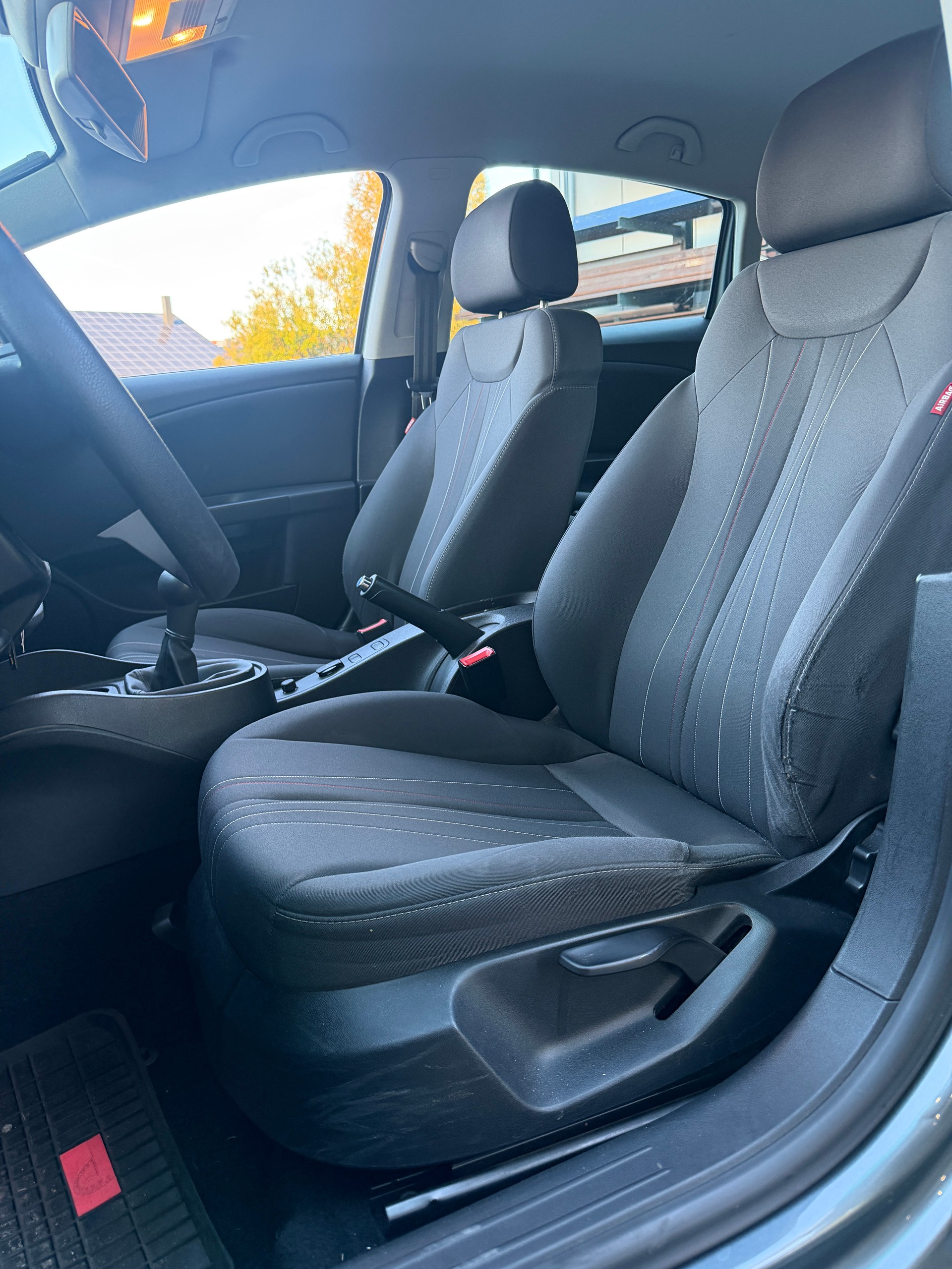 SEAT Leon 1.6 TDI Reference-image-8