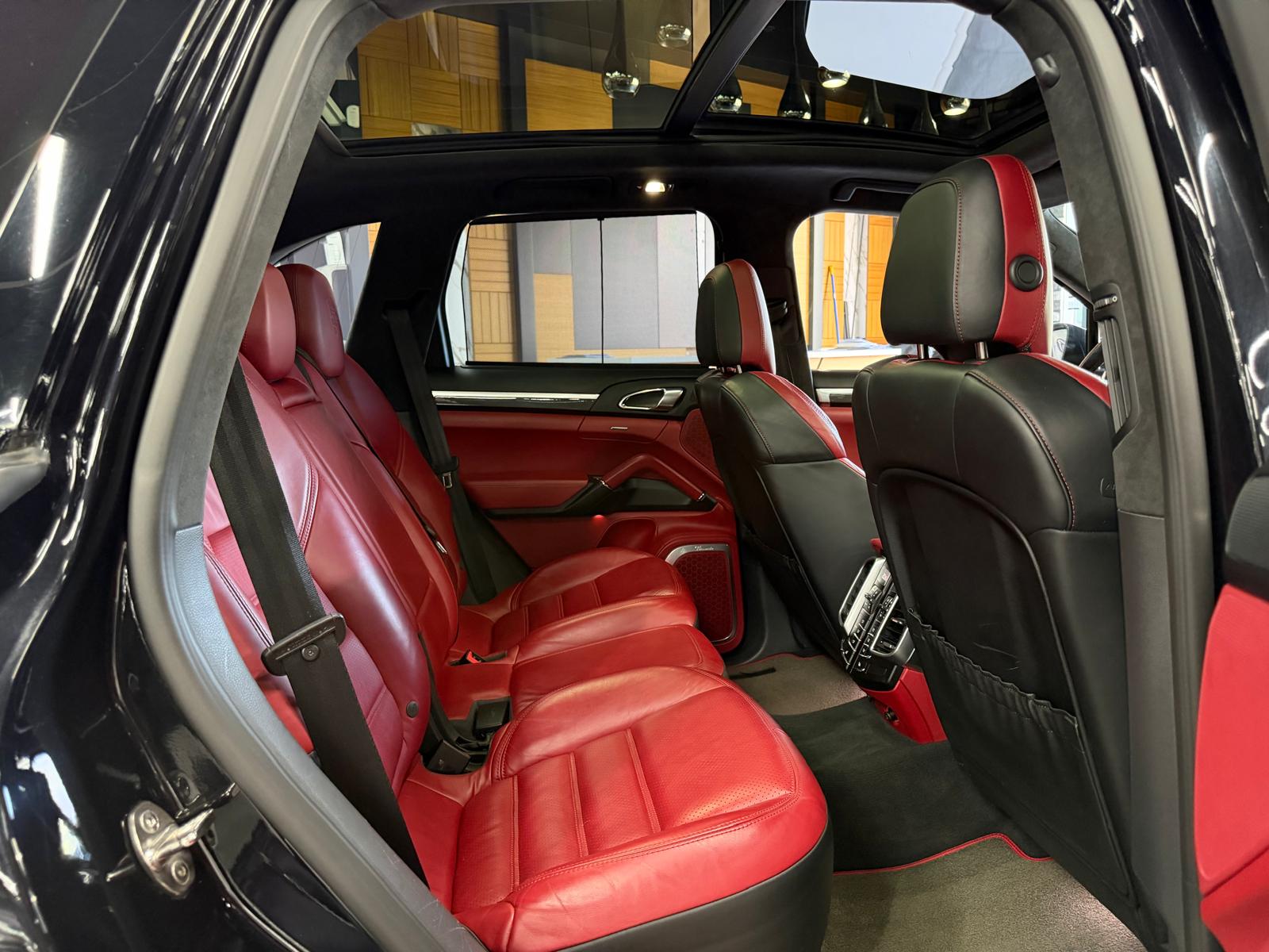PORSCHE Cayenne Turbo S Limited All Black Performance 2 Jahre Garantie-image-13