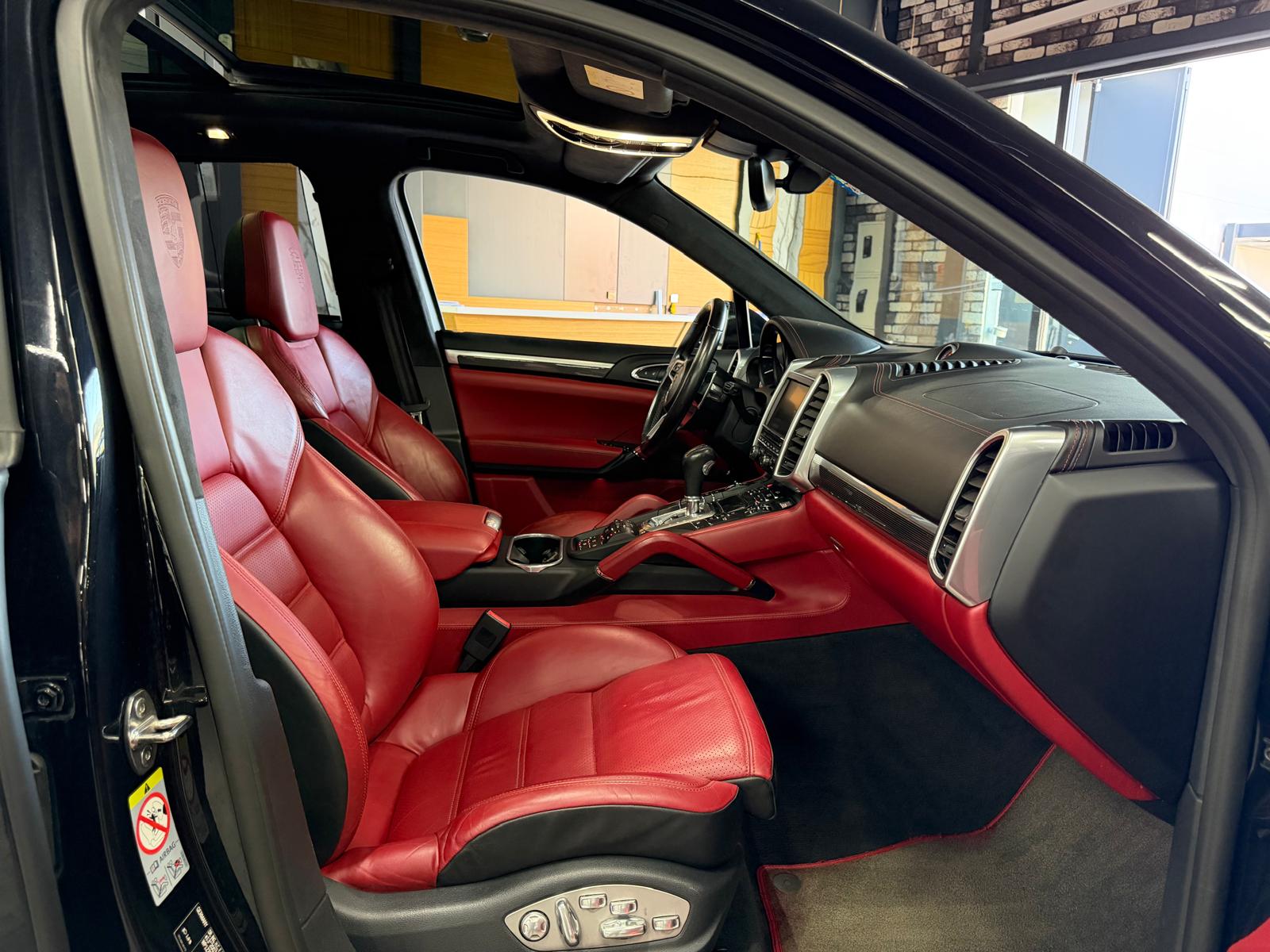 PORSCHE Cayenne Turbo S Limited All Black Performance 2 Jahre Garantie-image-12