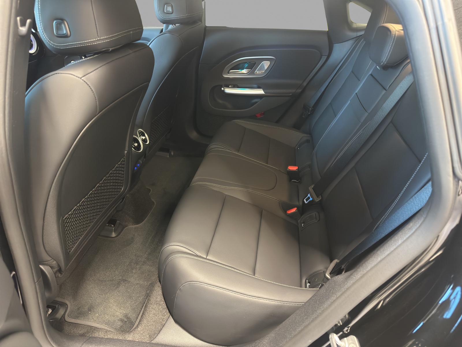 MERCEDES-BENZ CLA 350 4 Matic 85 kWh EQ-image-13