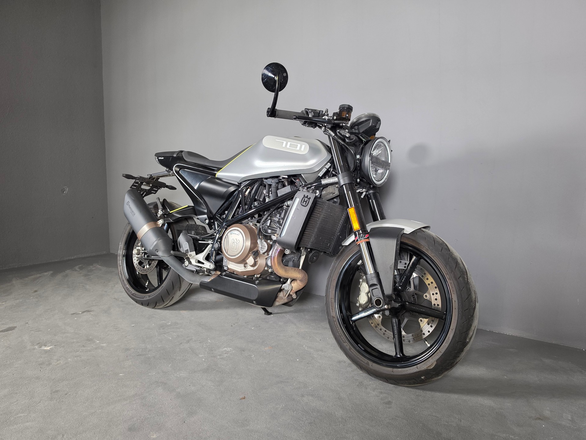 HUSQVARNA Vitpilen 701-showroom-element-1