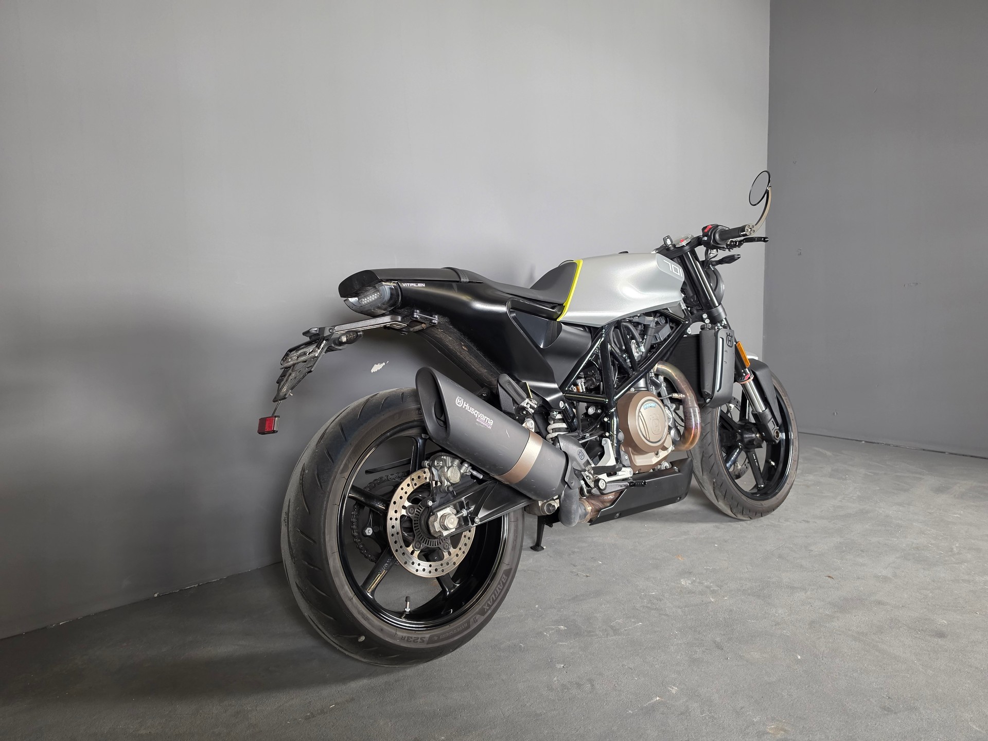 HUSQVARNA Vitpilen 701-showroom-element-2