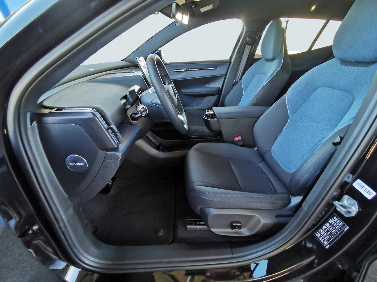 VOLVO EX30 E60 Twin Ultra Performance AWD-image-1