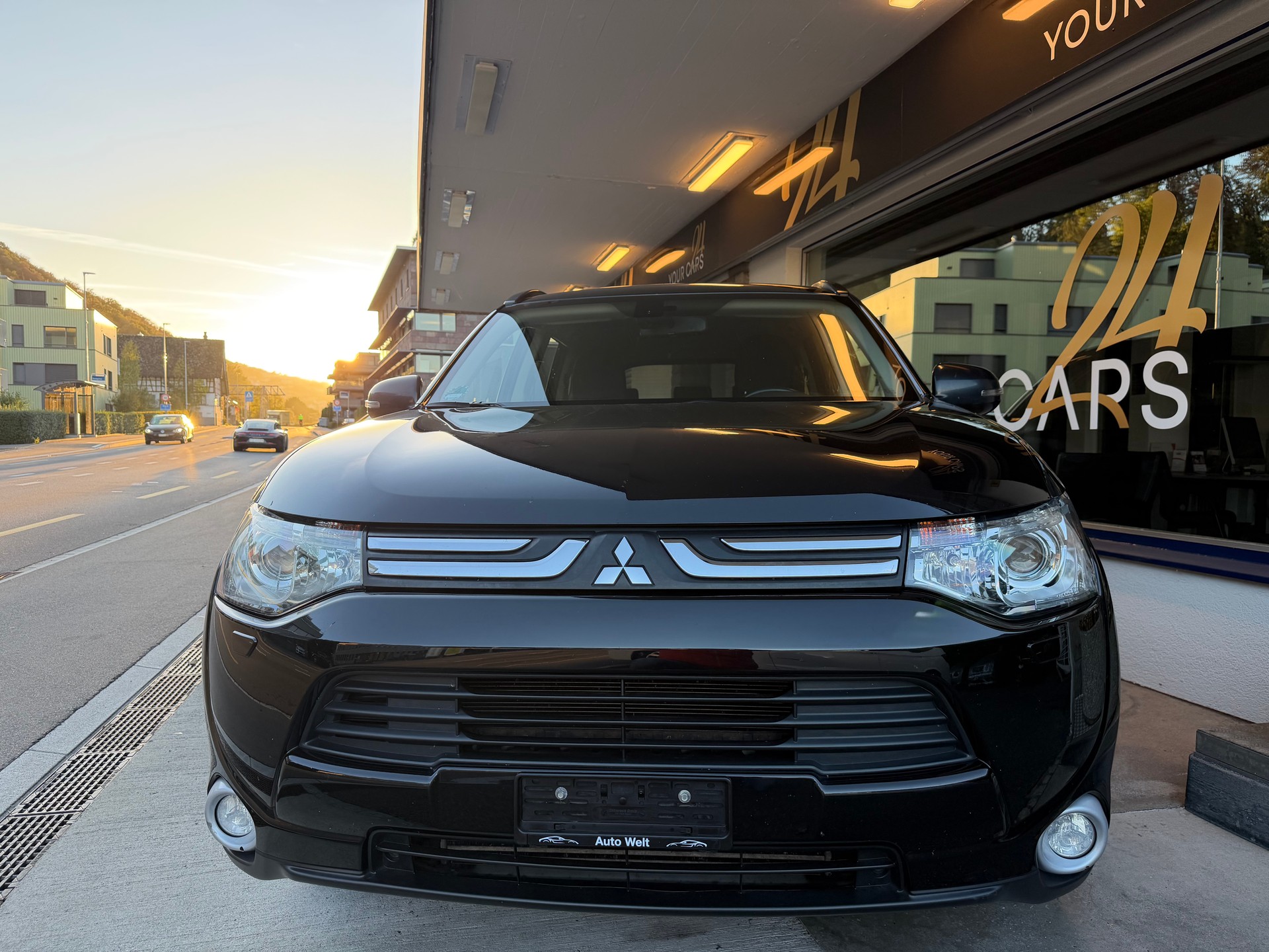 MITSUBISHI Outlander 2.2 DID 4WD Automatic-image-1
