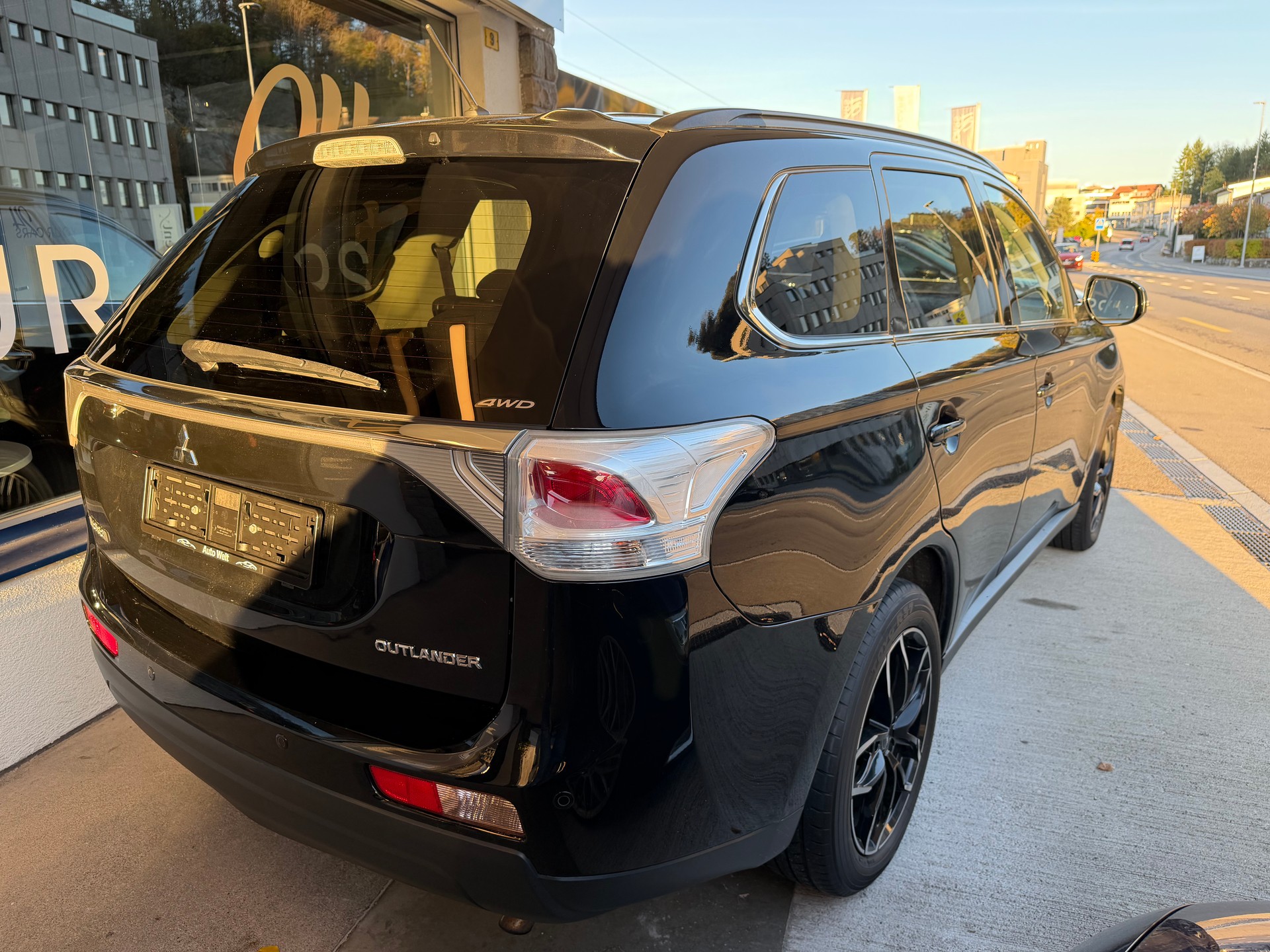 MITSUBISHI Outlander 2.2 DID 4WD Automatic-image-4