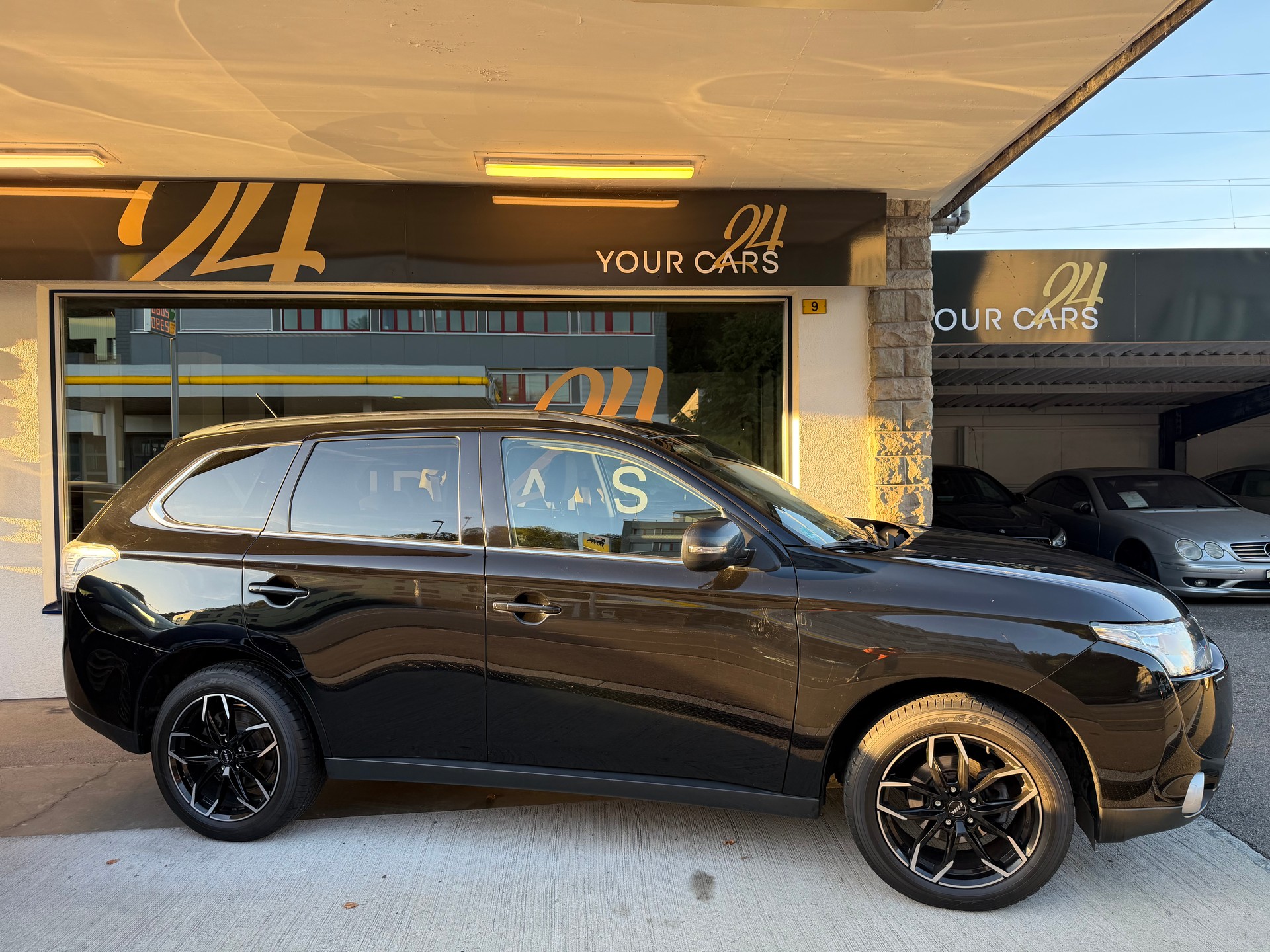 MITSUBISHI Outlander 2.2 DID 4WD Automatic-image-3