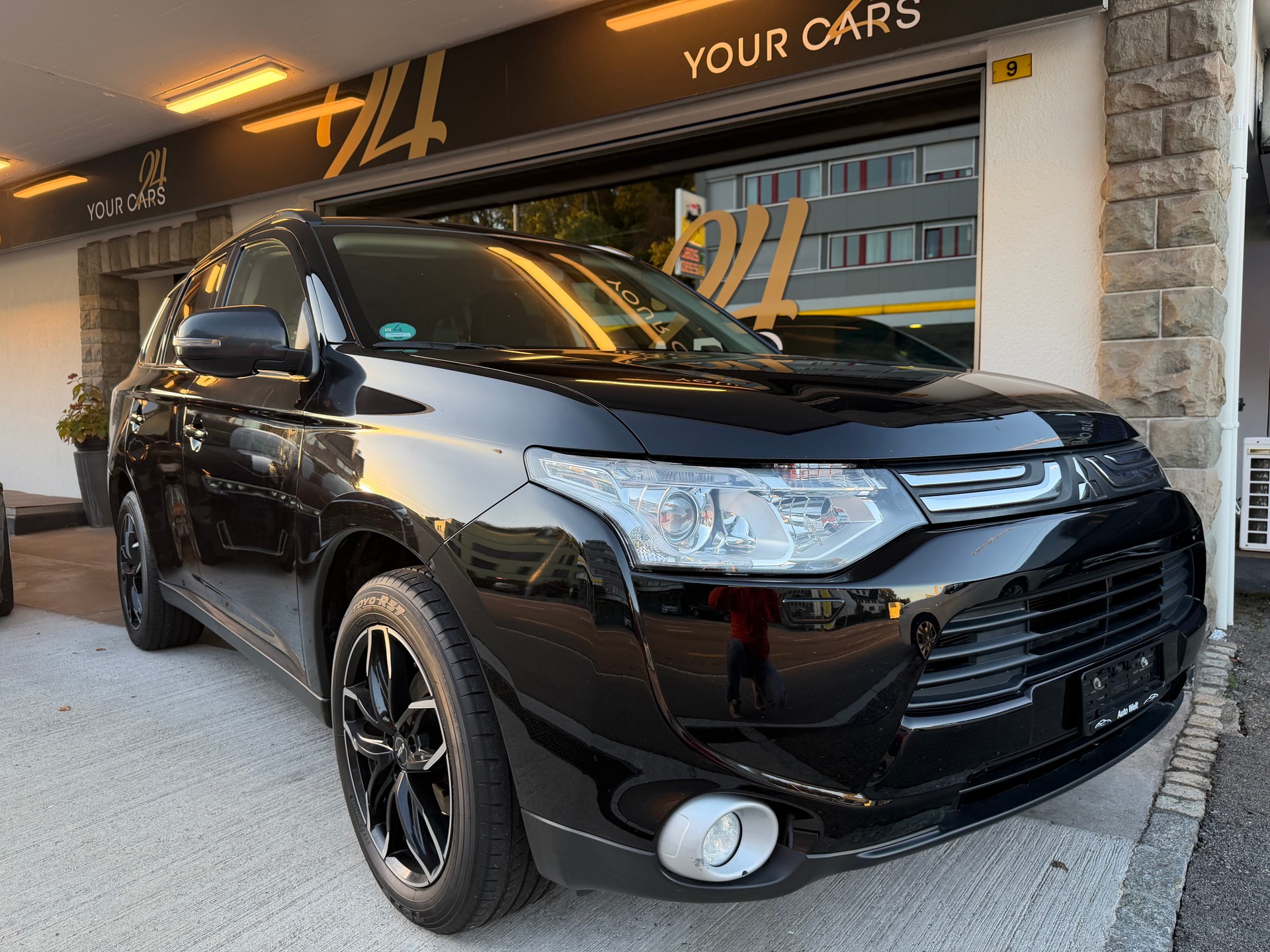 MITSUBISHI Outlander 2.2 DID 4WD Automatic-image-2