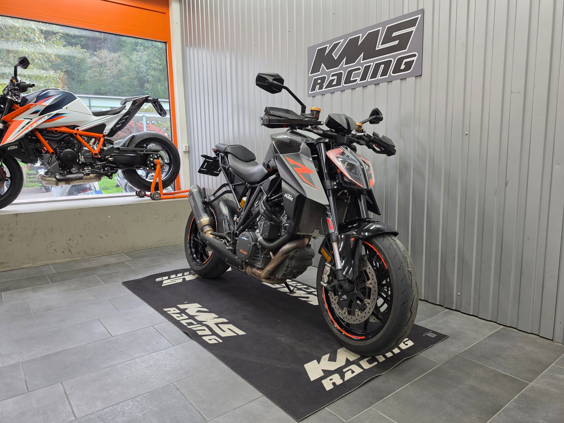 KTM 1290 Super Duke R-showroom-element-1