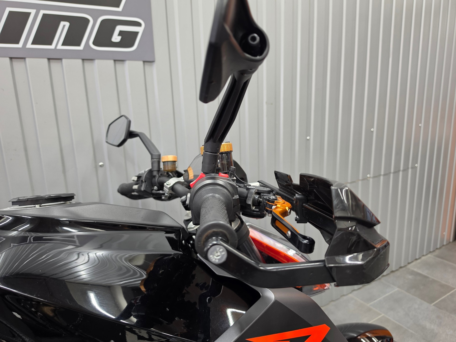 KTM 1290 Super Duke R-image-8