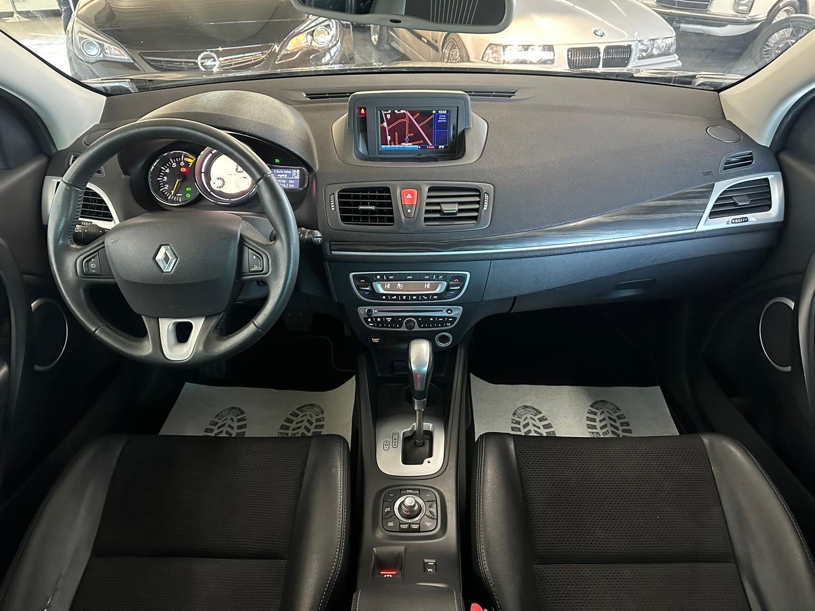 RENAULT Mégane Grandtour 2.0 16V Dynamique CVT-image-11
