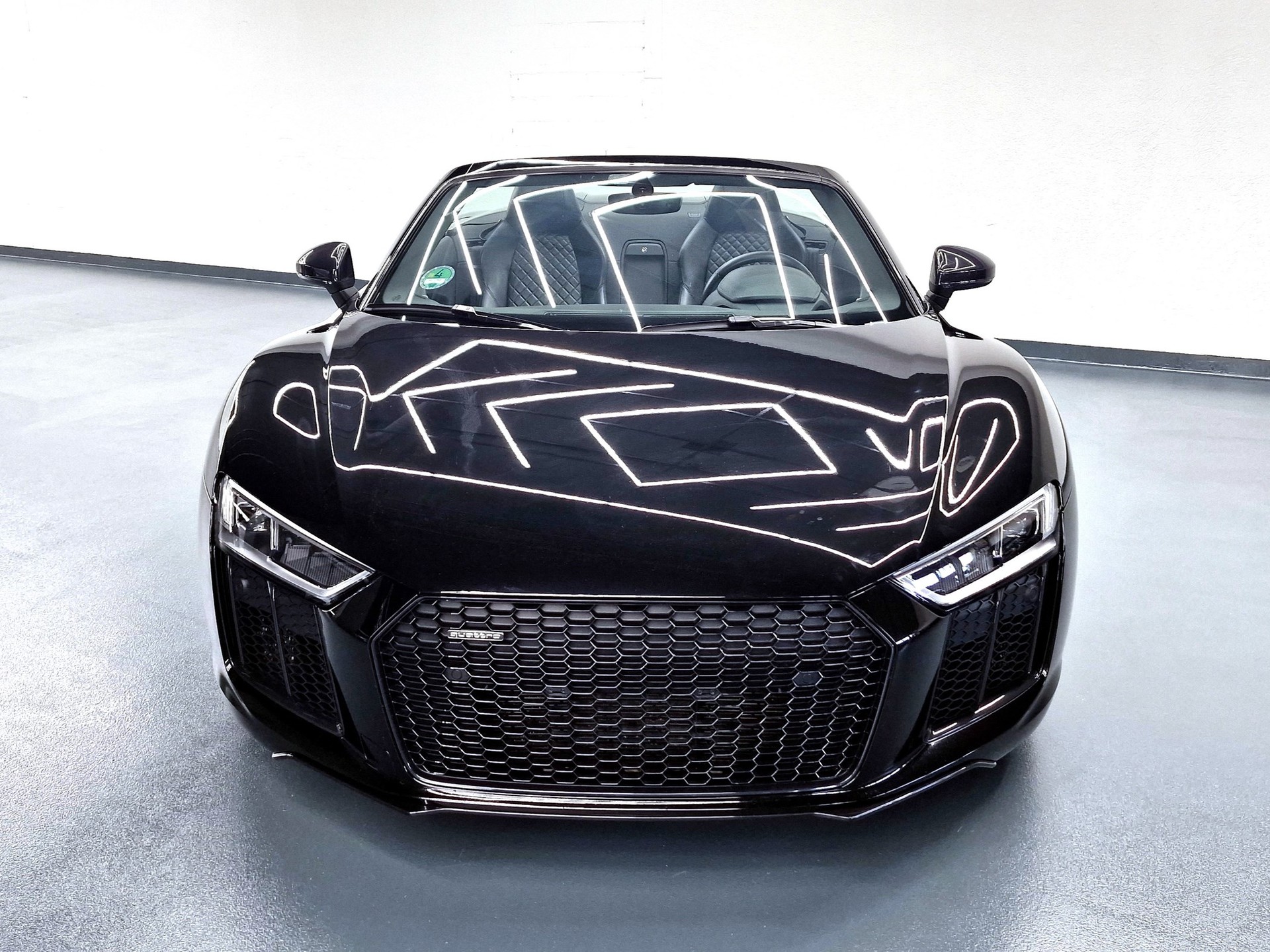 AUDI R8 Spyder 5.2 FSI V10 quattro S-Tronic-image-3