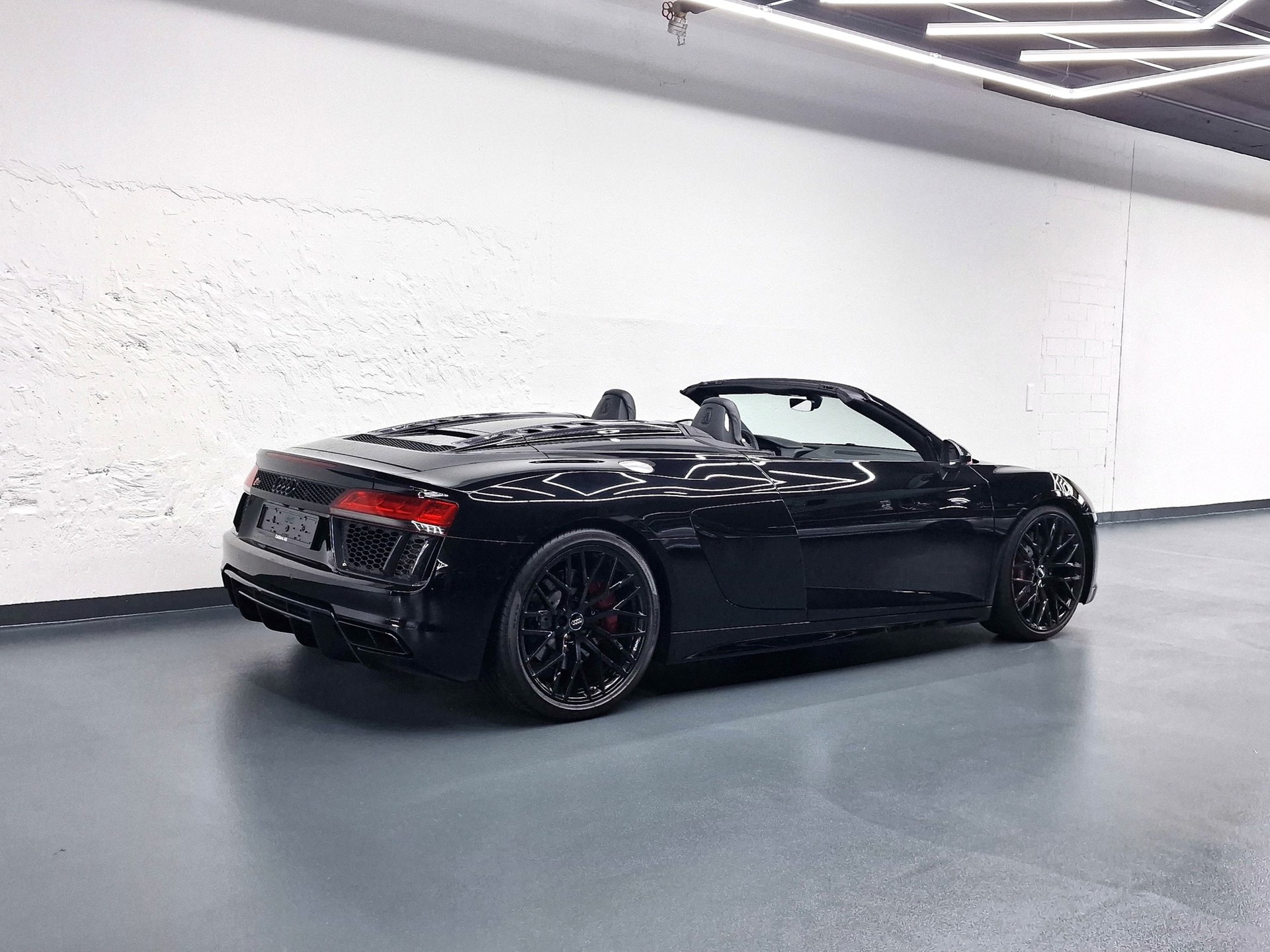 AUDI R8 Spyder 5.2 FSI V10 quattro S-Tronic-image-2