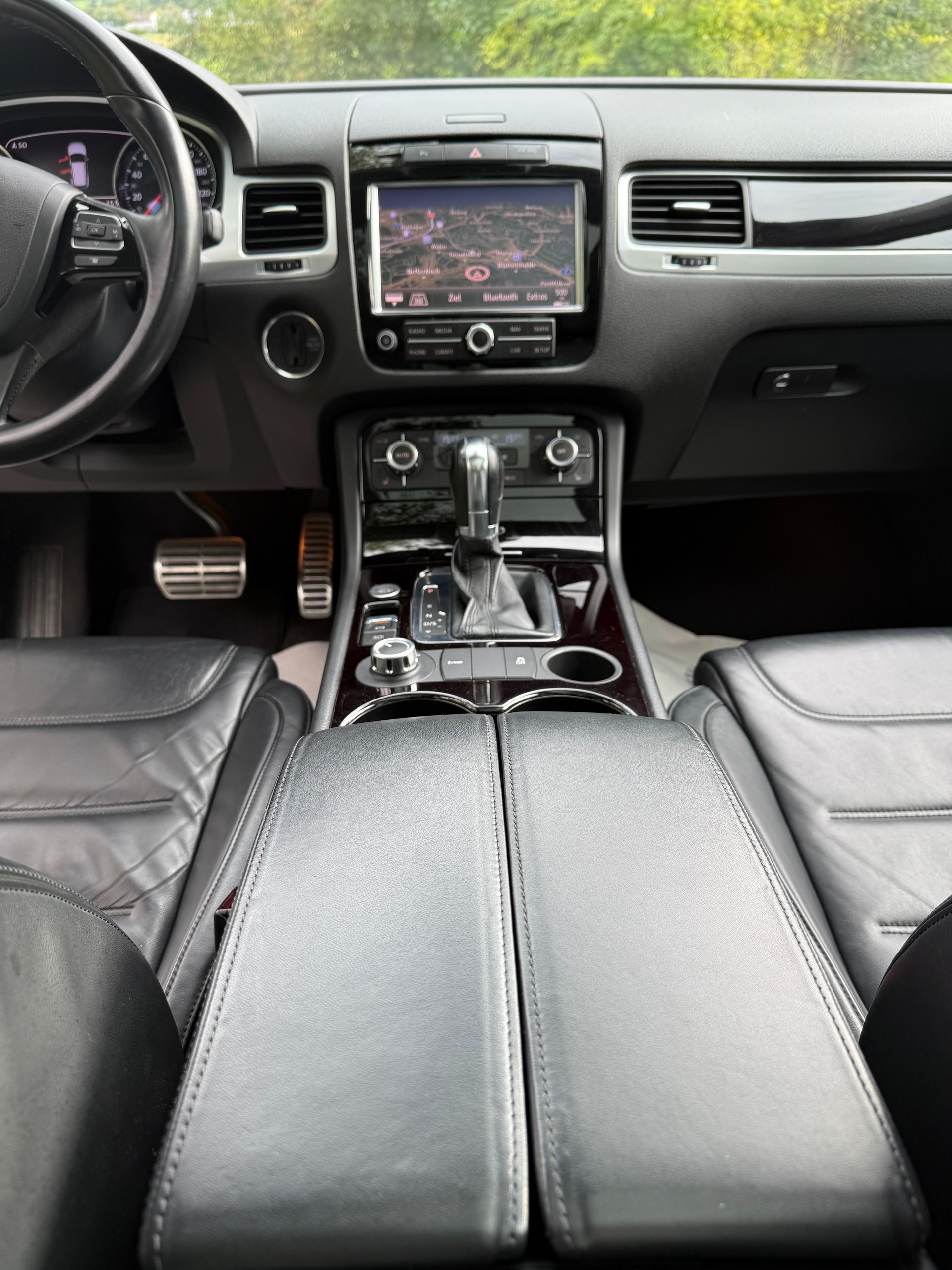 VW Touareg 3.0 TSI Hybrid Edition X Tiptronic-image-12