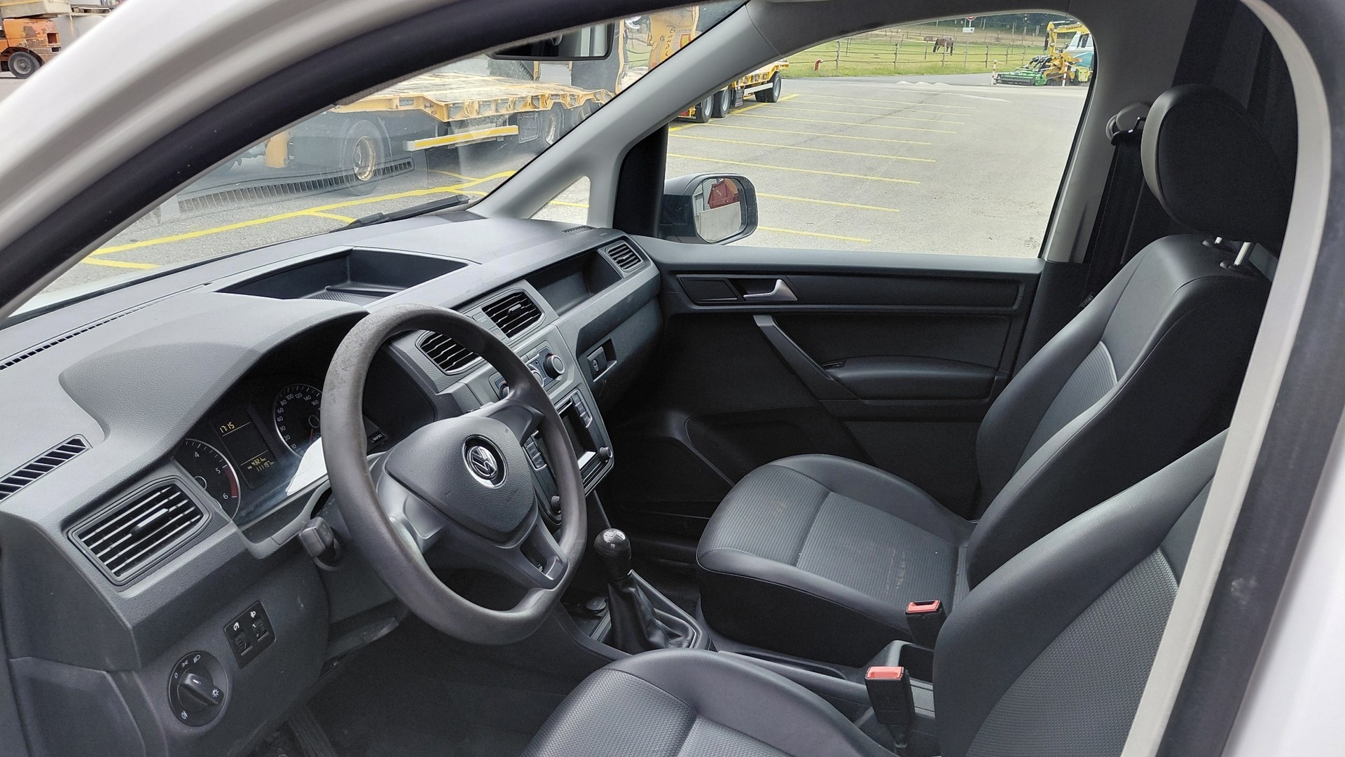VW Caddy Maxi 2.0TDI BlueMotion Technology-image-8