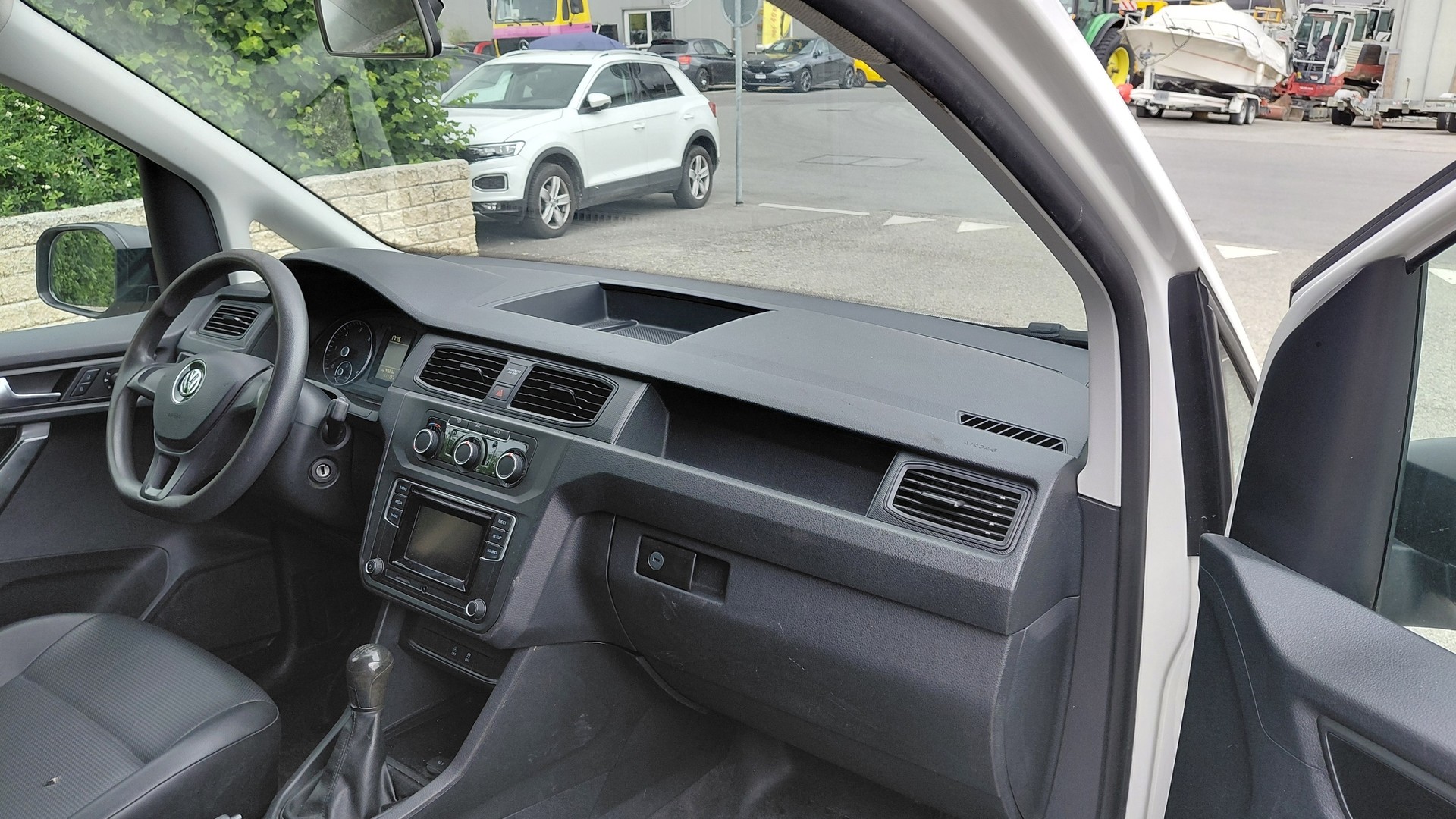 VW Caddy Maxi 2.0TDI BlueMotion Technology-image-9