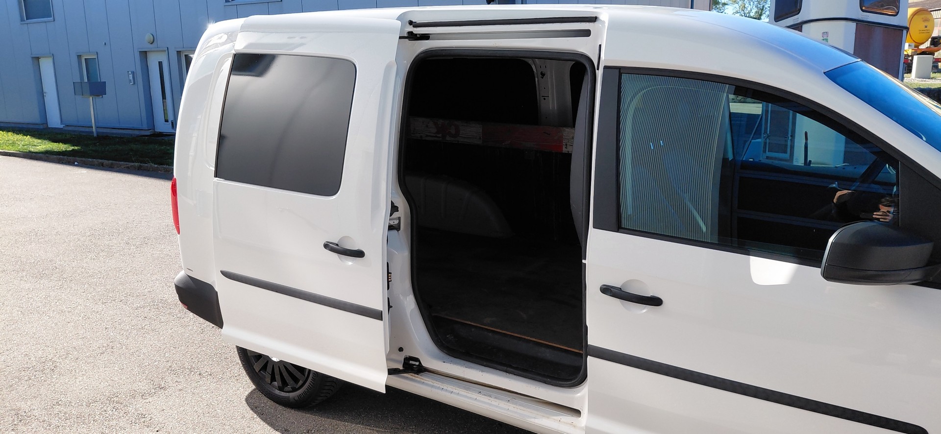 VW Caddy Maxi 2.0TDI BlueMotion Technology-image-6