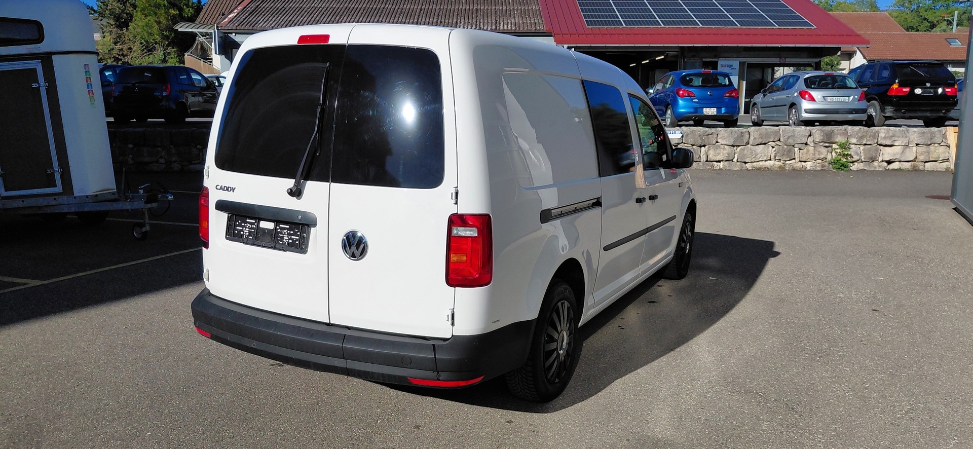 VW Caddy Maxi 2.0TDI BlueMotion Technology-image-3