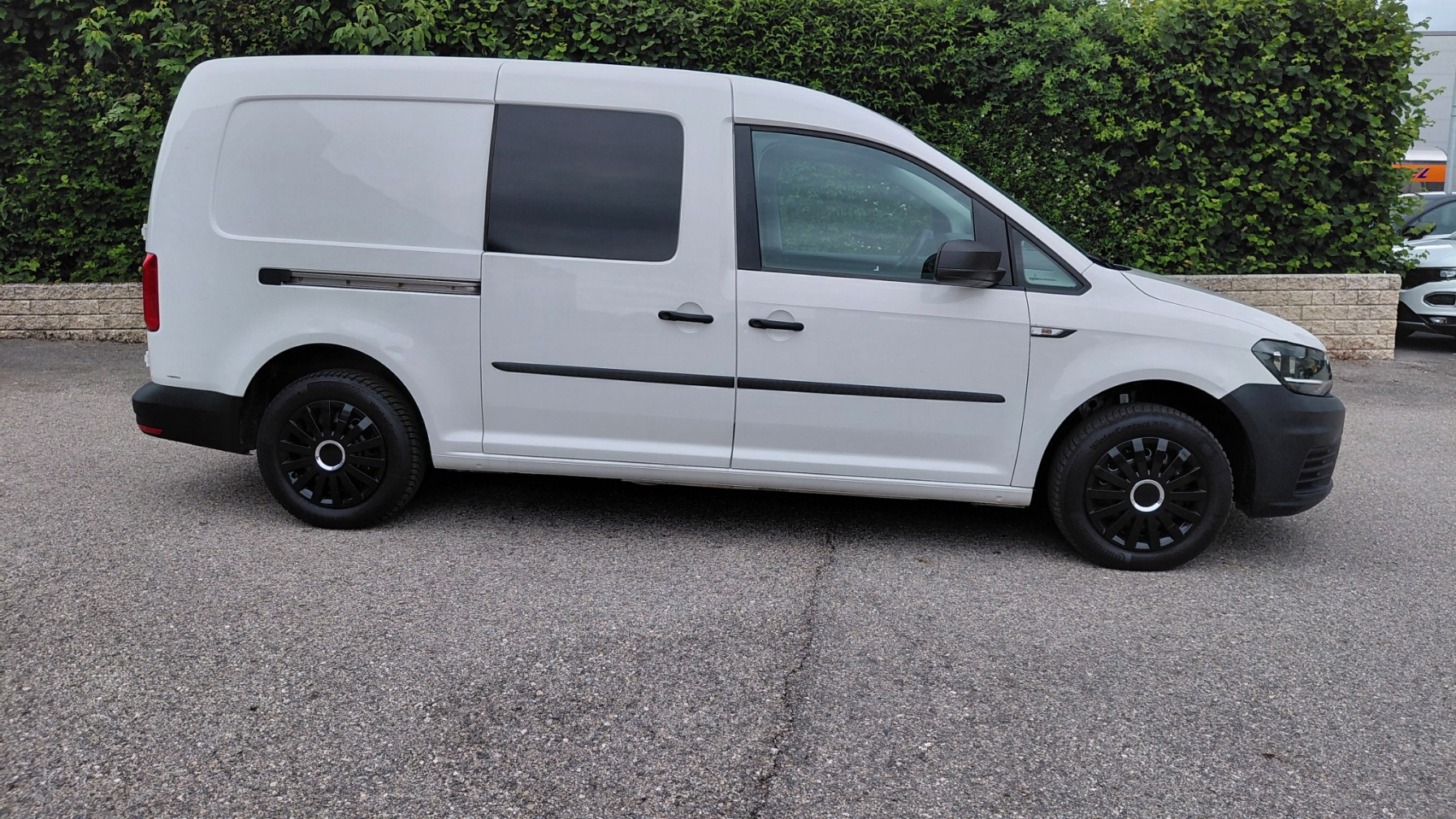 VW Caddy Maxi 2.0TDI BlueMotion Technology-image-3