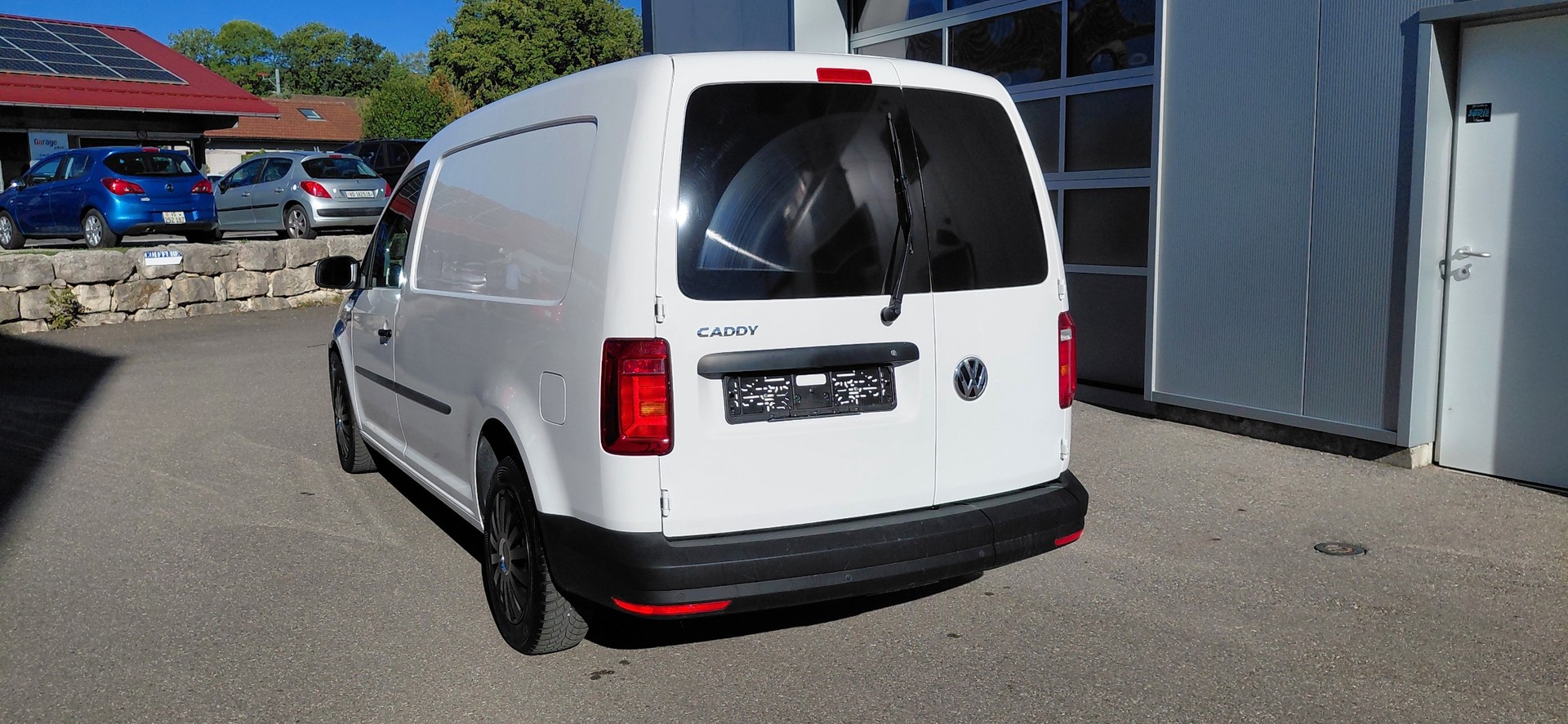 VW Caddy Maxi 2.0TDI BlueMotion Technology-image-2