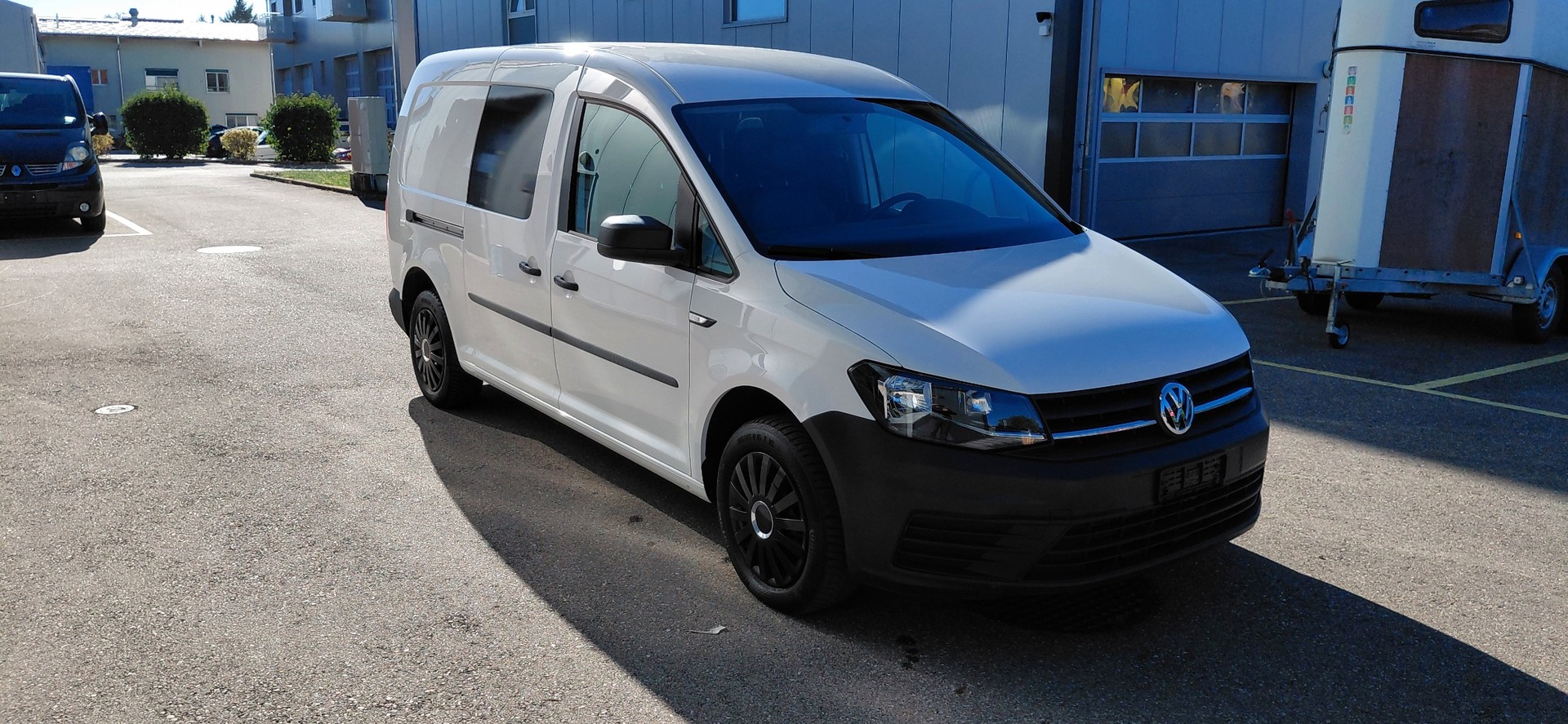 VW Caddy Maxi 2.0TDI BlueMotion Technology-image-0