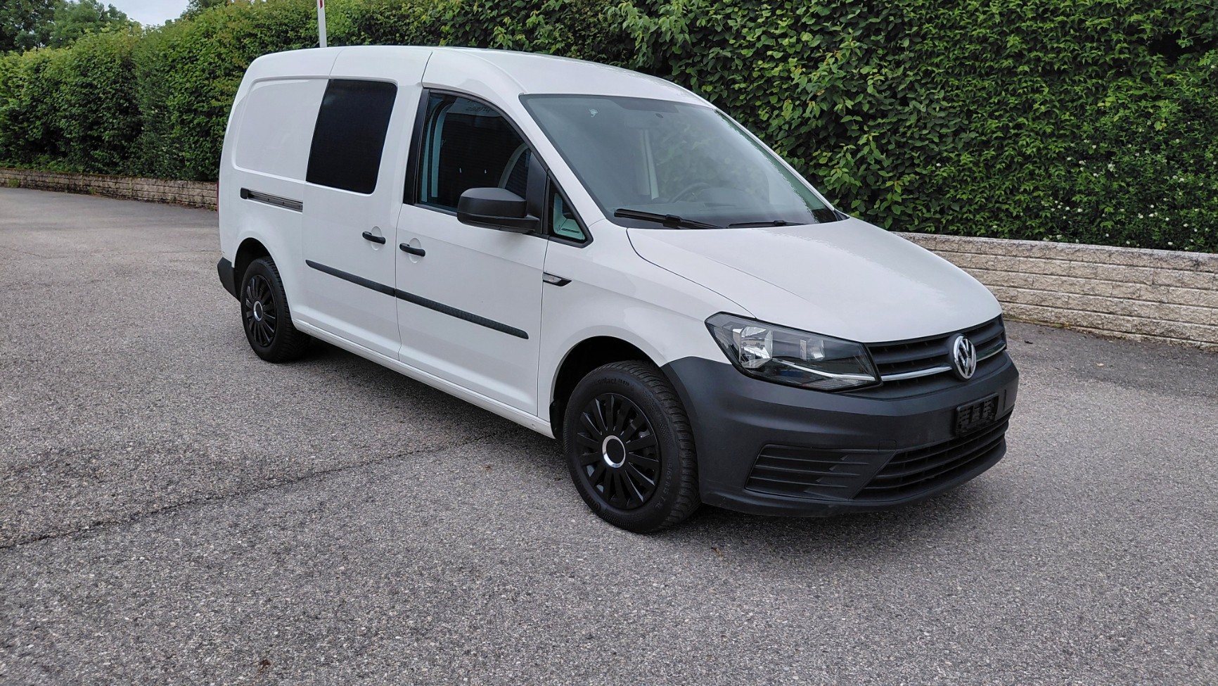 VW Caddy Maxi 2.0TDI BlueMotion Technology-image-1