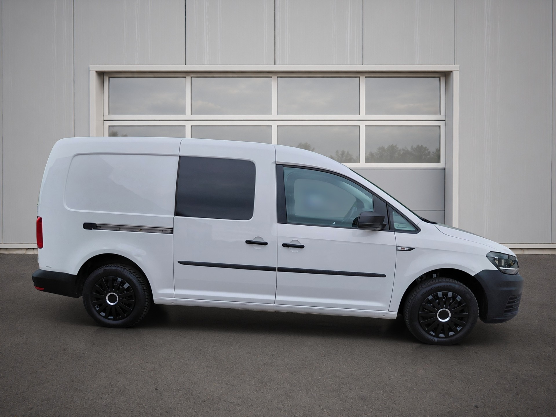VW Caddy Maxi 2.0TDI BlueMotion Technology-image-4