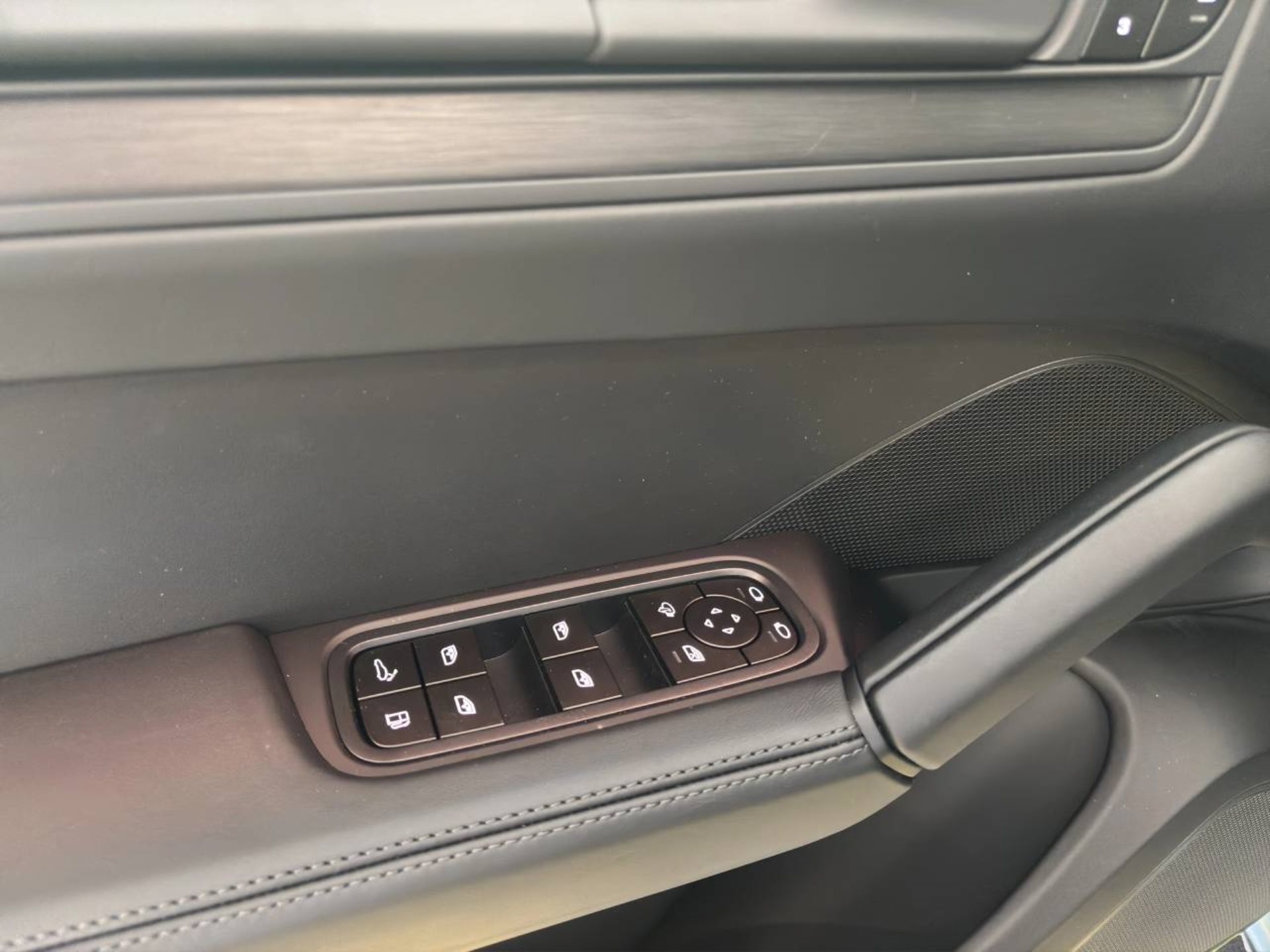 PORSCHE Cayenne E-Hybrid Coupé Black Edition-image-16