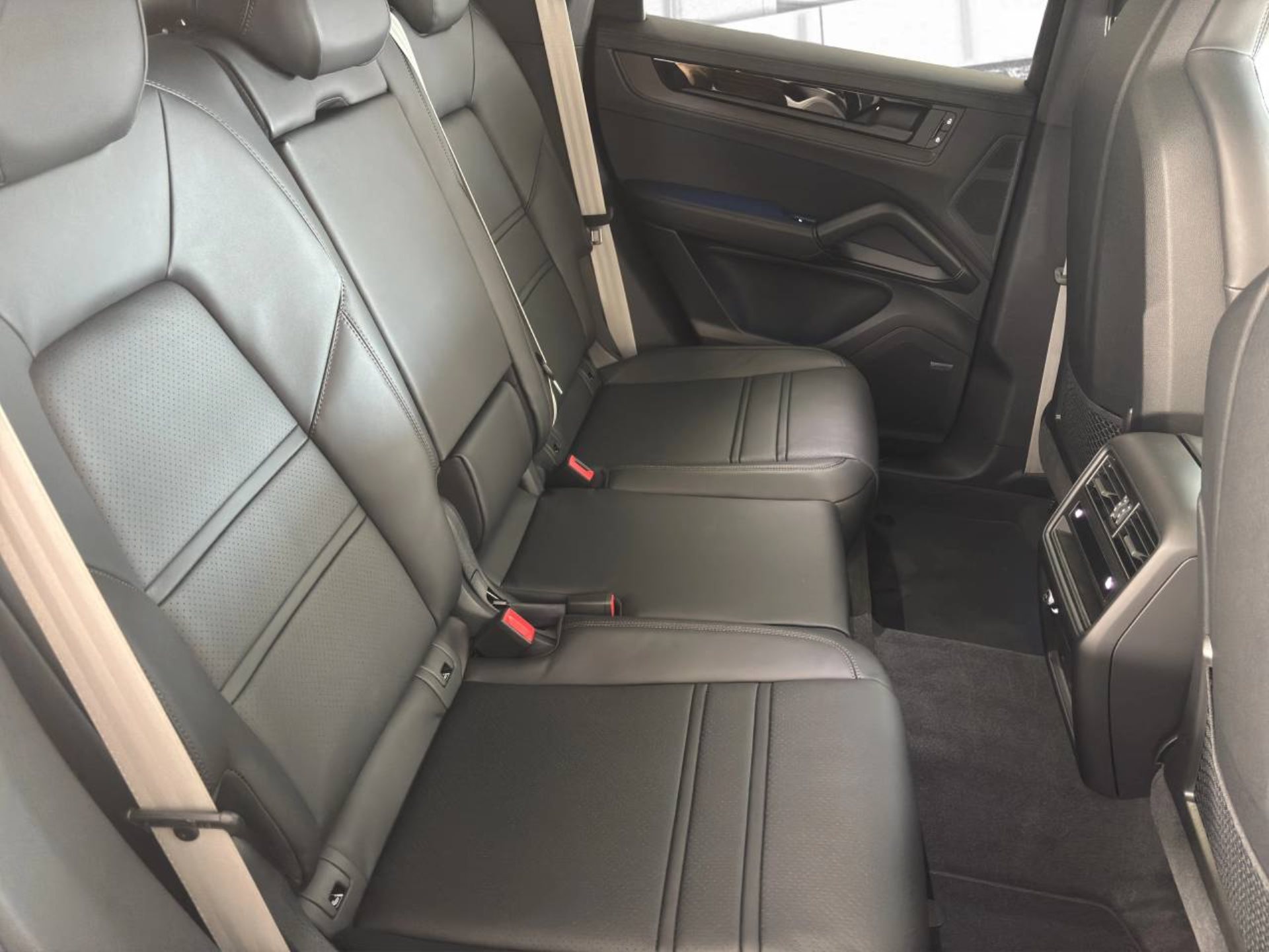 PORSCHE Cayenne E-Hybrid Coupé Black Edition-image-19